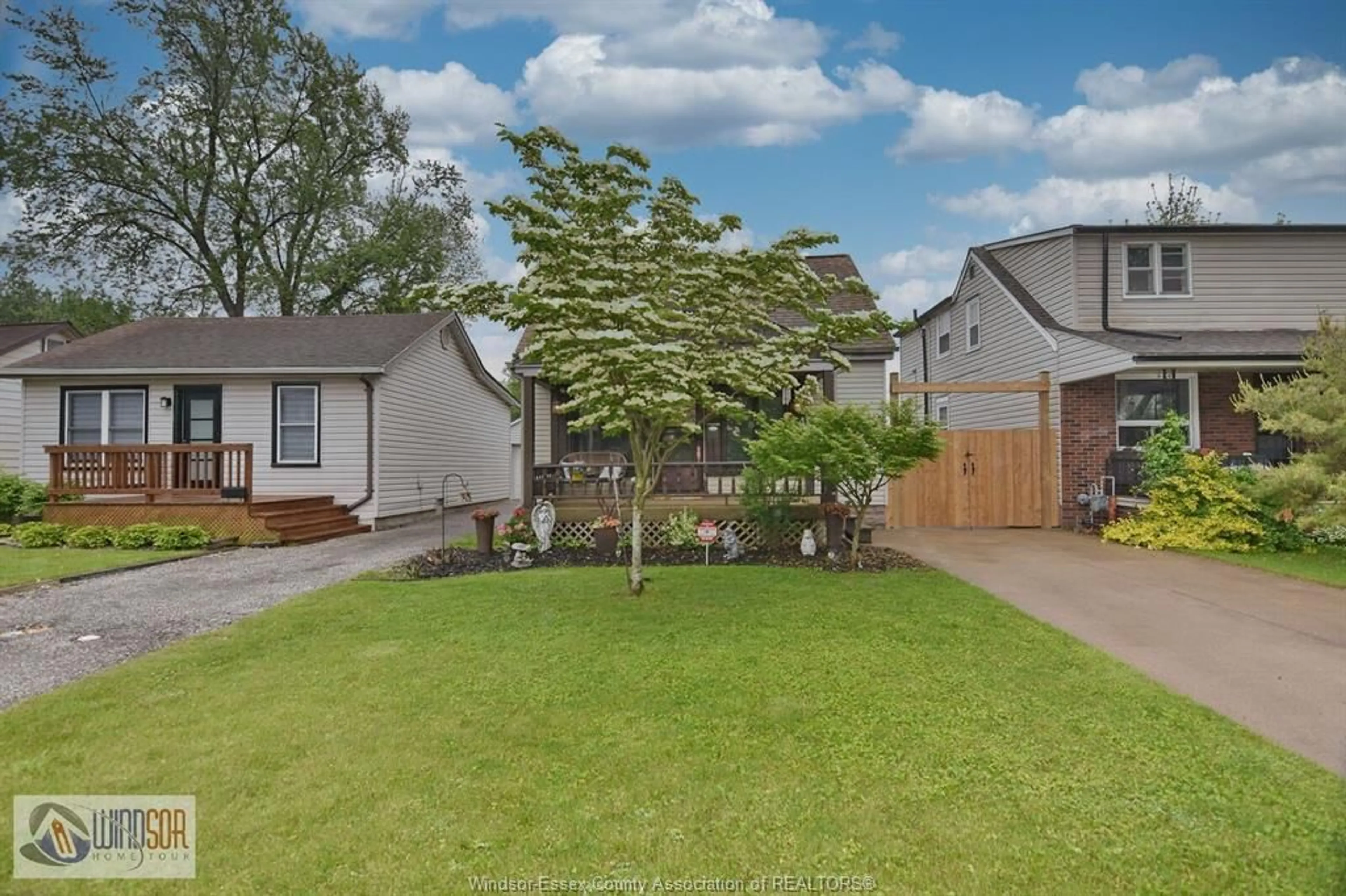 A pic from outside/outdoor area/front of a property/back of a property/a pic from drone, street for 643 ALEXANDRINE St, Windsor Ontario N8X 3C1