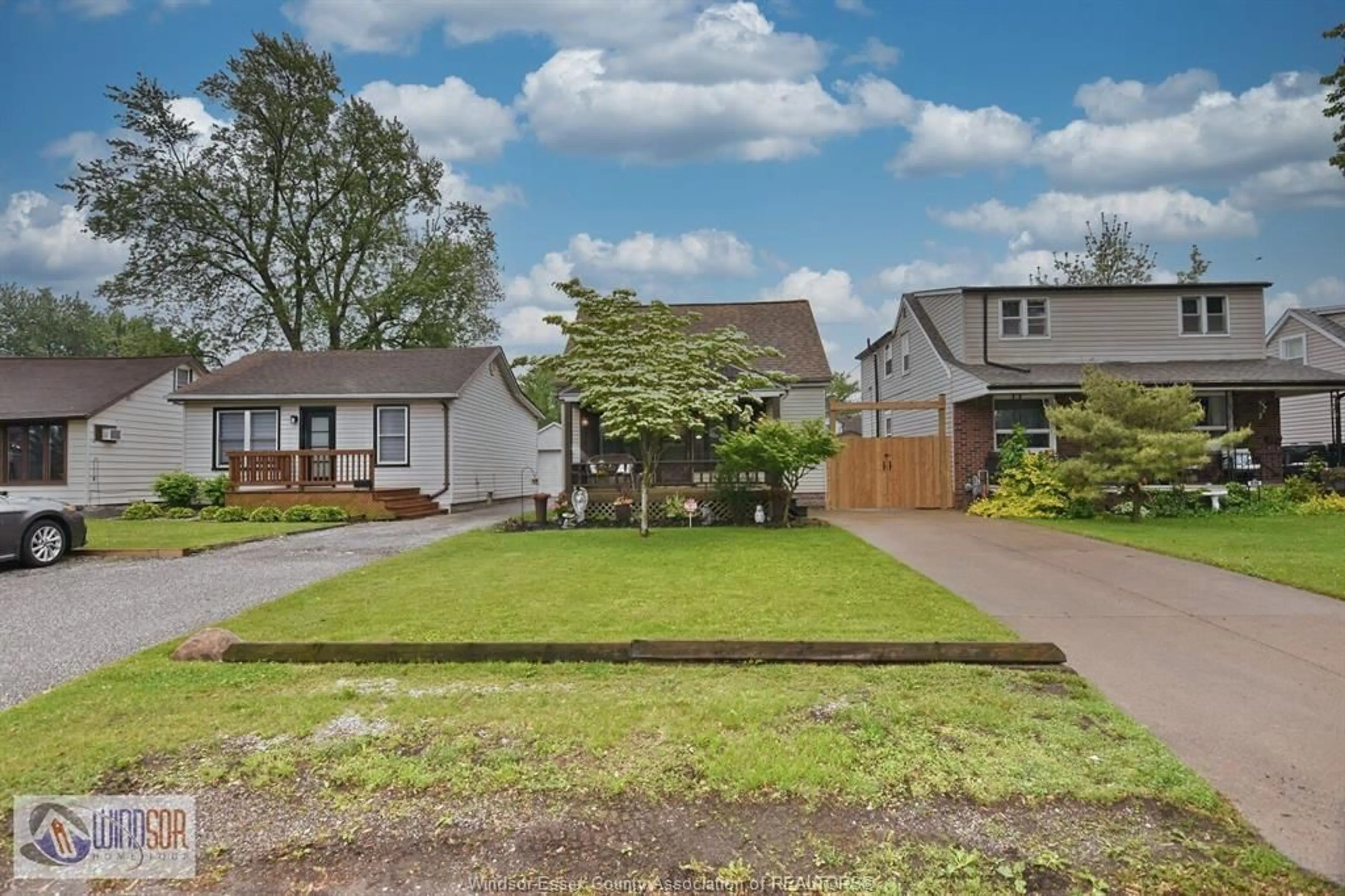 A pic from outside/outdoor area/front of a property/back of a property/a pic from drone, street for 643 ALEXANDRINE St, Windsor Ontario N8X 3C1