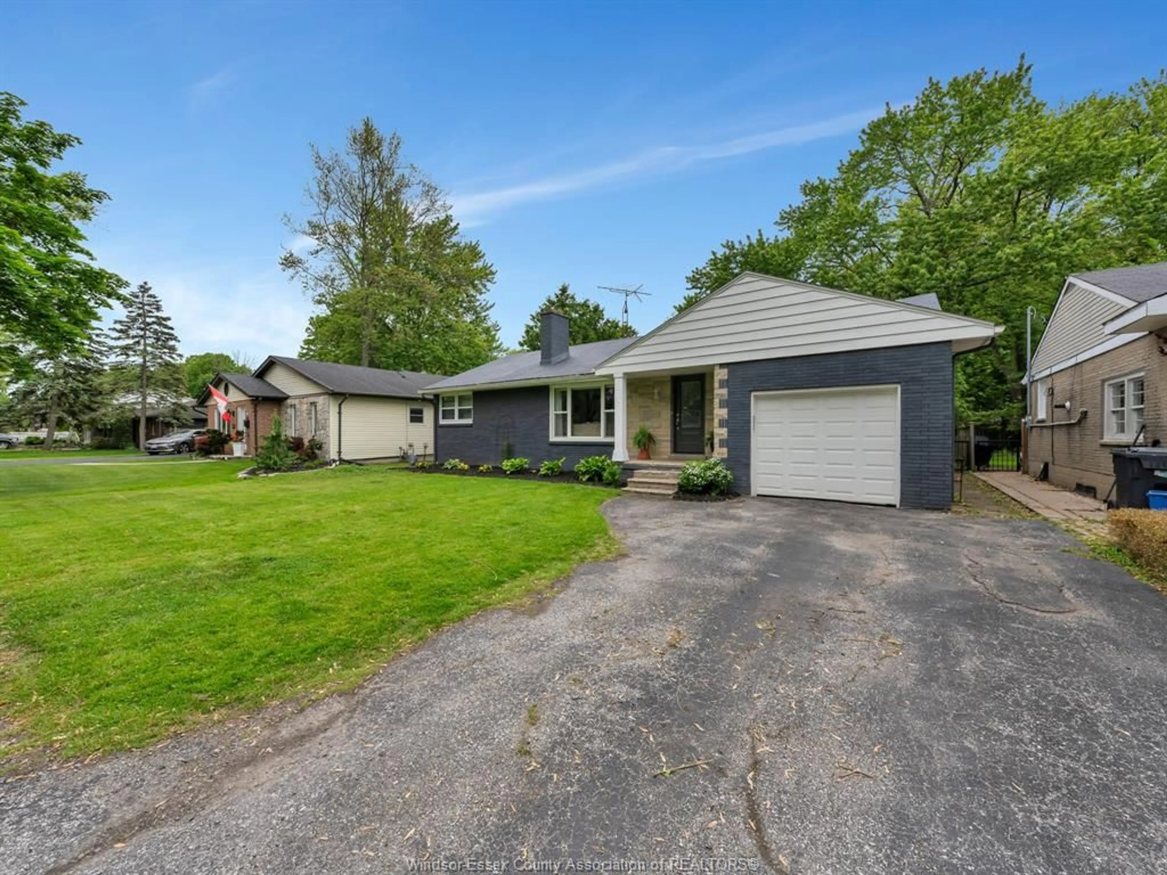 A pic from outside/outdoor area/front of a property/back of a property/a pic from drone, street for 301 ARLINGTON, Tecumseh Ontario N9N 2J8