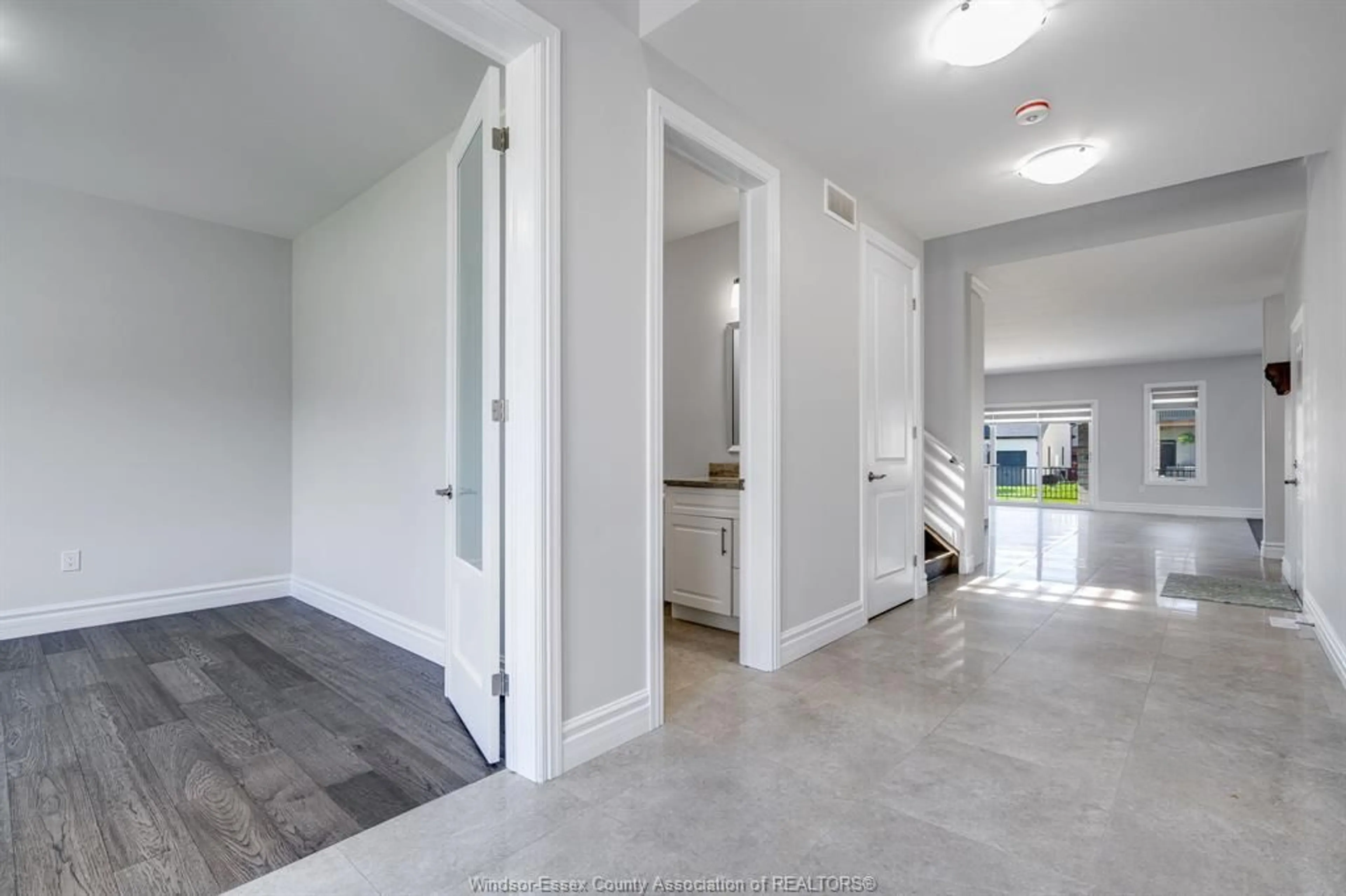 Indoor entryway for 210 COWAN Crt, Amherstburg Ontario N9V 0G9