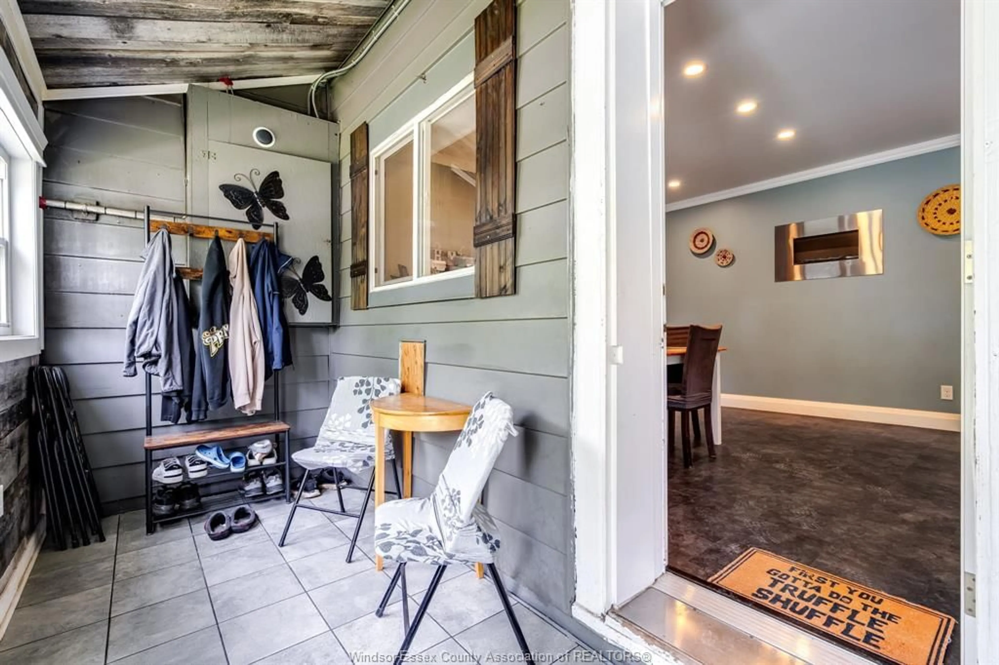 Indoor entryway for 15 YOUNG St, Tilbury Ontario N0P 2P0