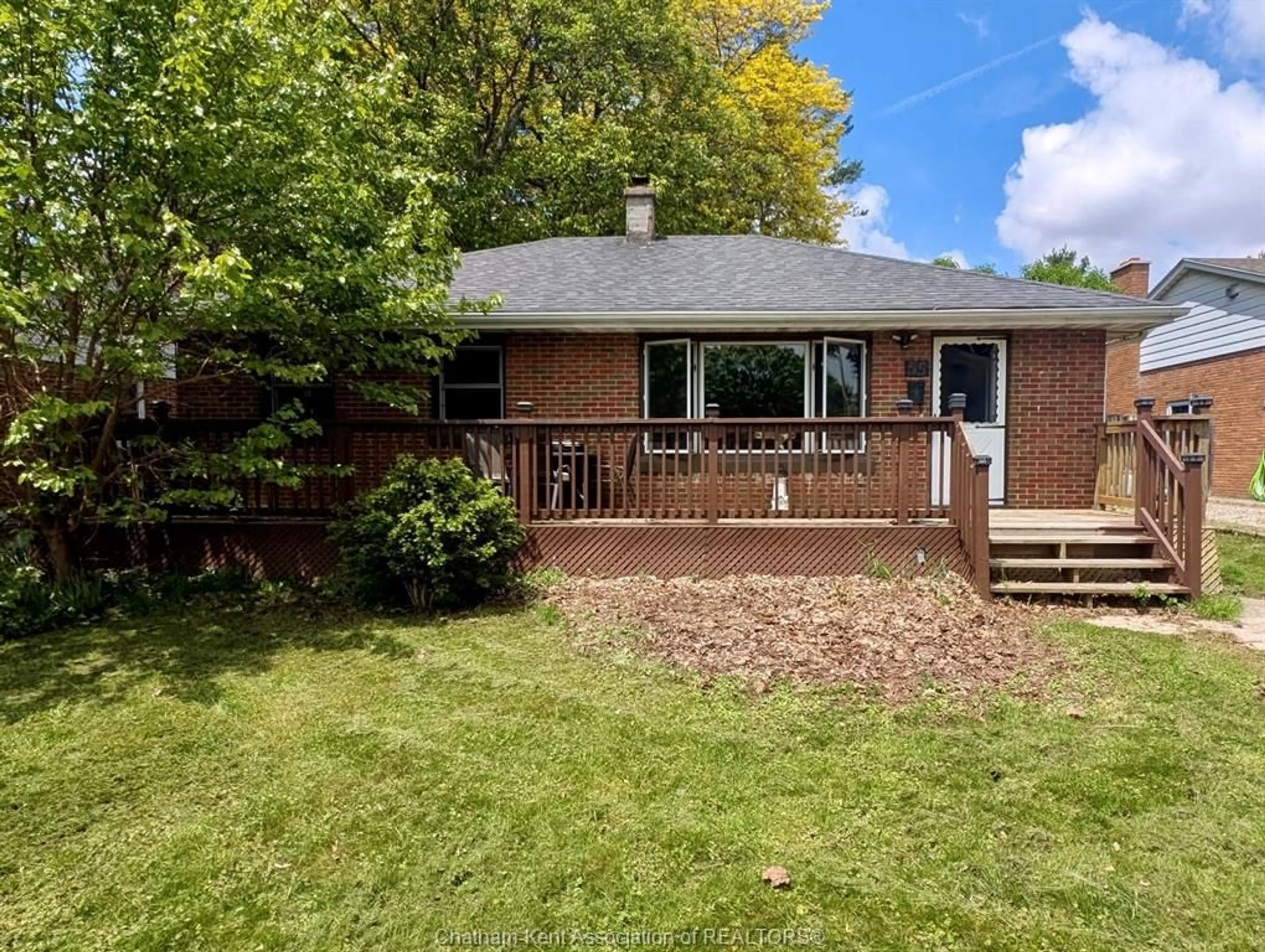 A pic from outside/outdoor area/front of a property/back of a property/a pic from drone, unknown for 55 Wiltshire Dr, Chatham Ontario N7L 2N4