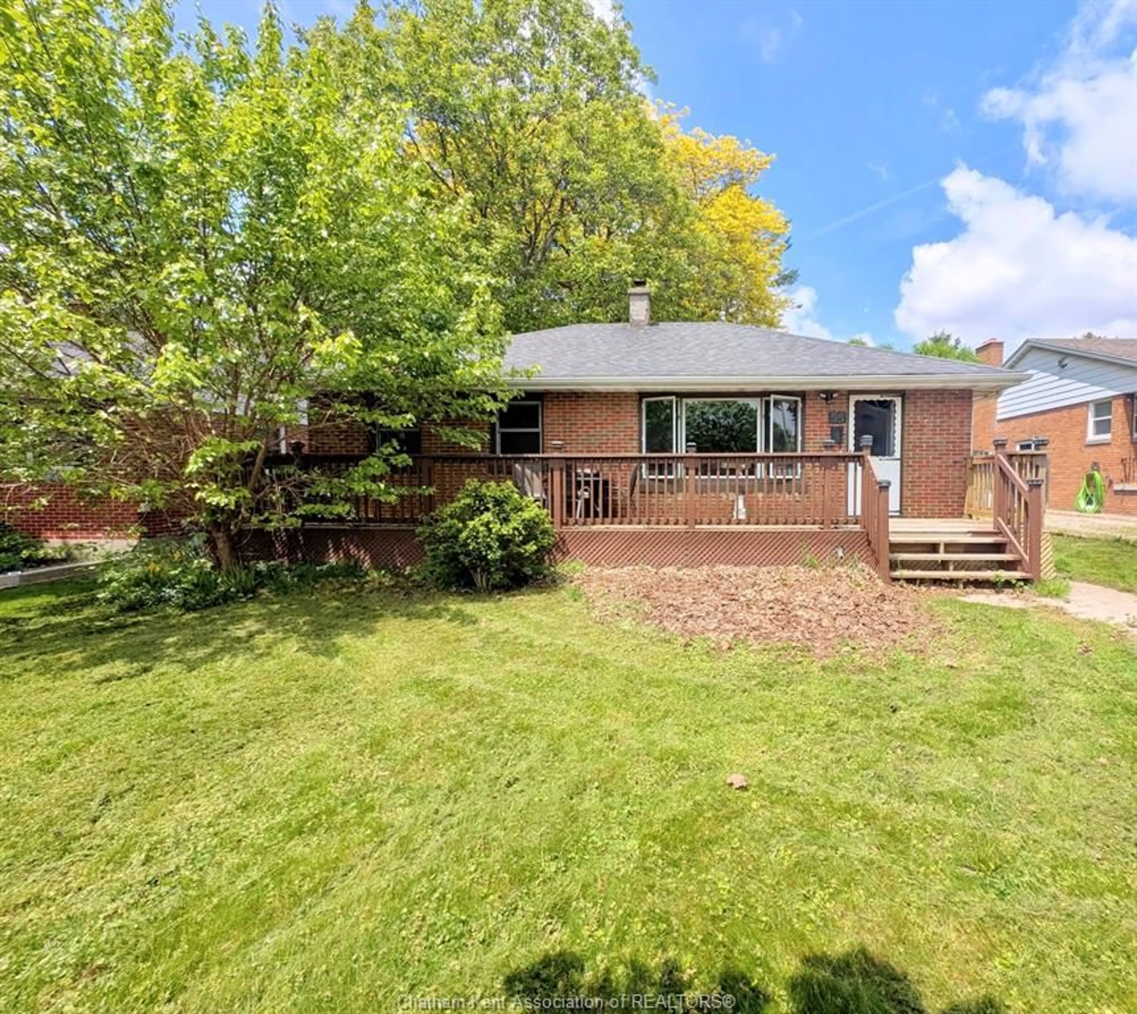 A pic from outside/outdoor area/front of a property/back of a property/a pic from drone, unknown for 55 Wiltshire Dr, Chatham Ontario N7L 2N4