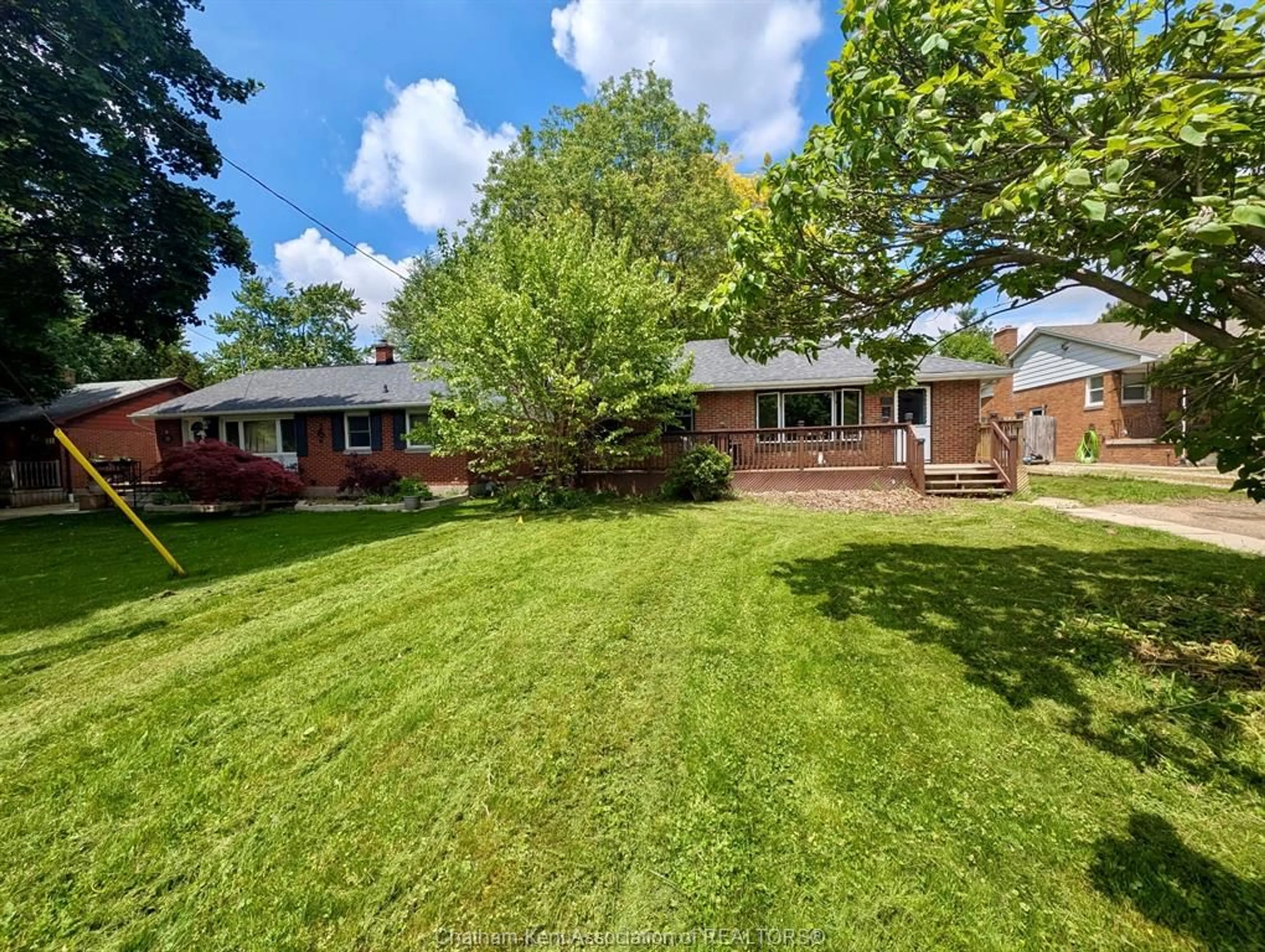 A pic from outside/outdoor area/front of a property/back of a property/a pic from drone, unknown for 55 Wiltshire Dr, Chatham Ontario N7L 2N4