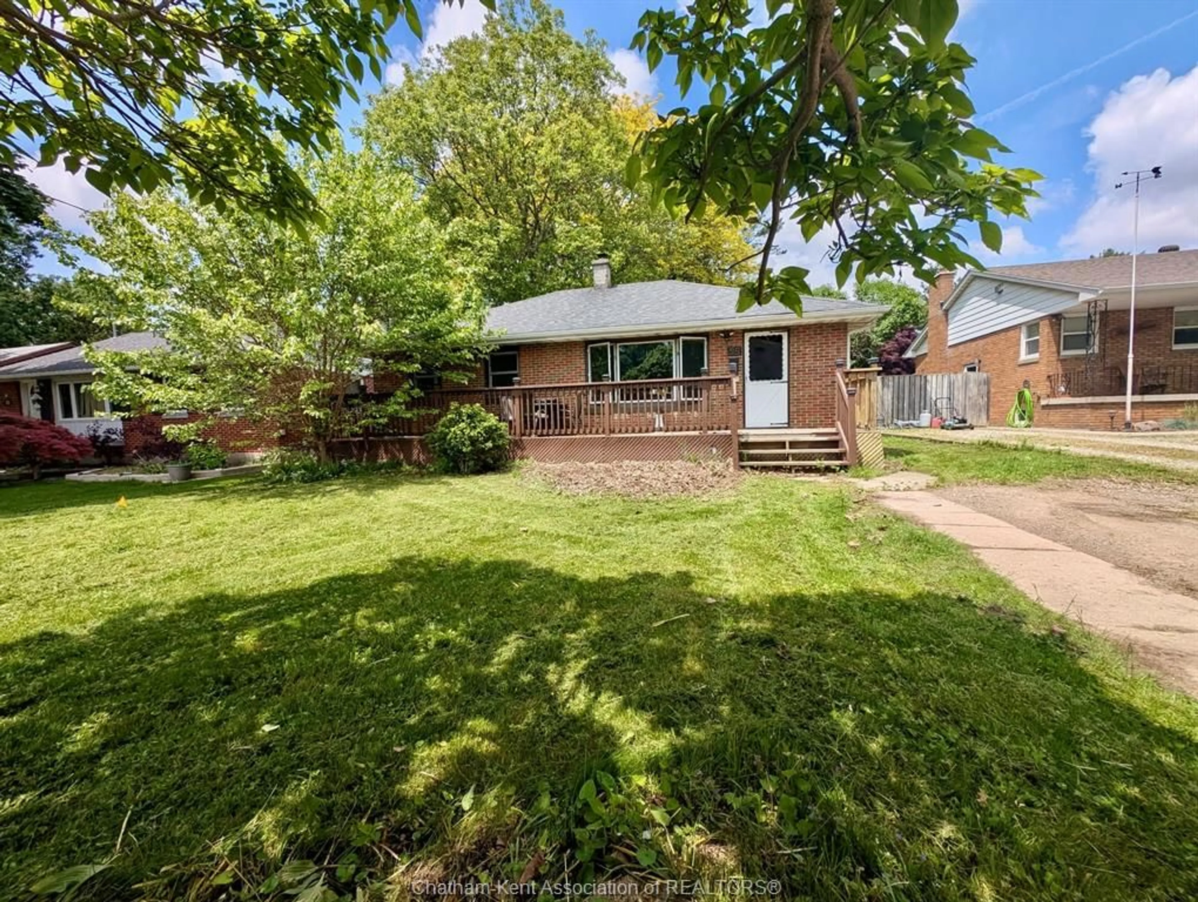 A pic from outside/outdoor area/front of a property/back of a property/a pic from drone, street for 55 Wiltshire Dr, Chatham Ontario N7L 2N4