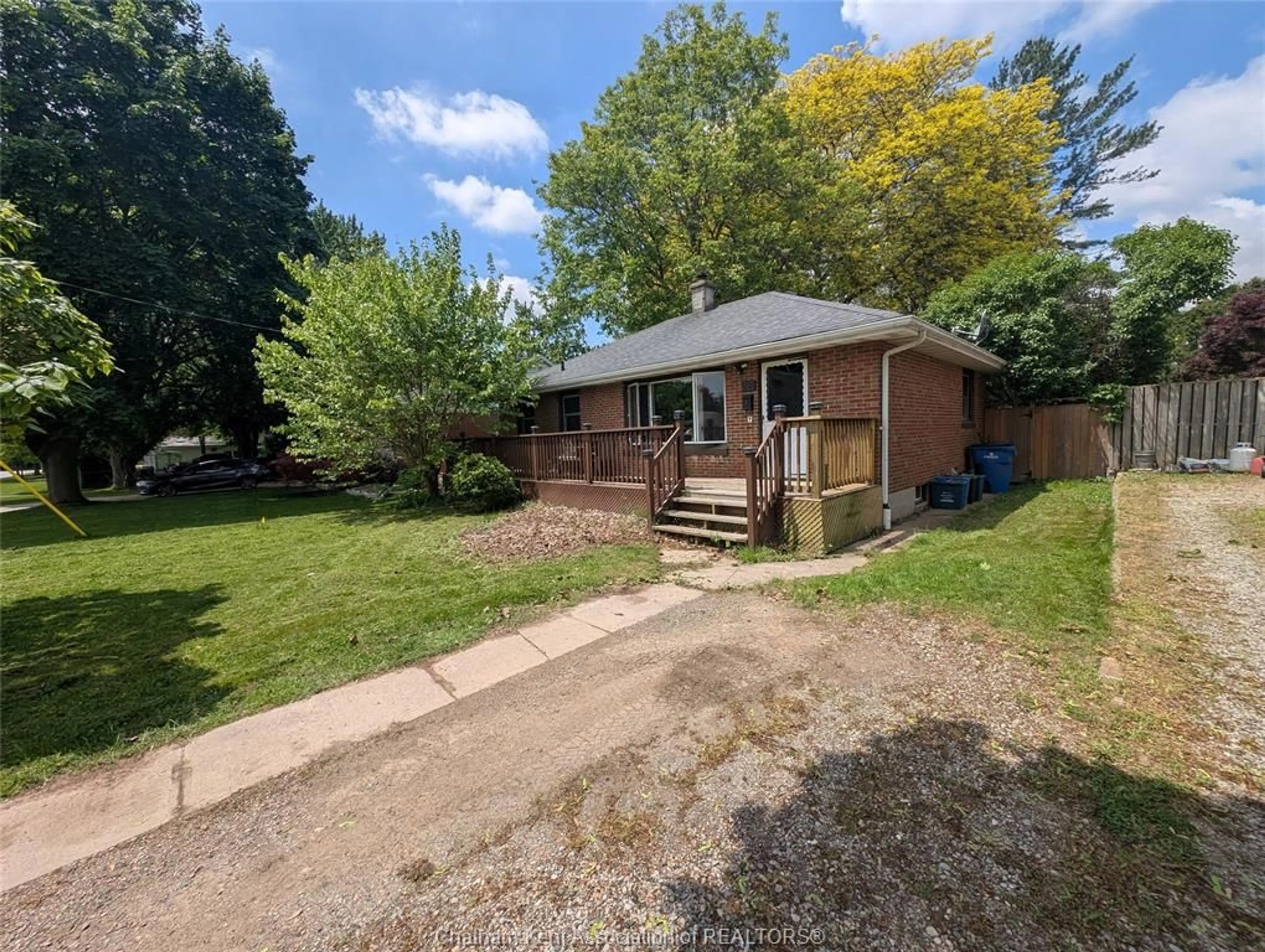 A pic from outside/outdoor area/front of a property/back of a property/a pic from drone, street for 55 Wiltshire Dr, Chatham Ontario N7L 2N4