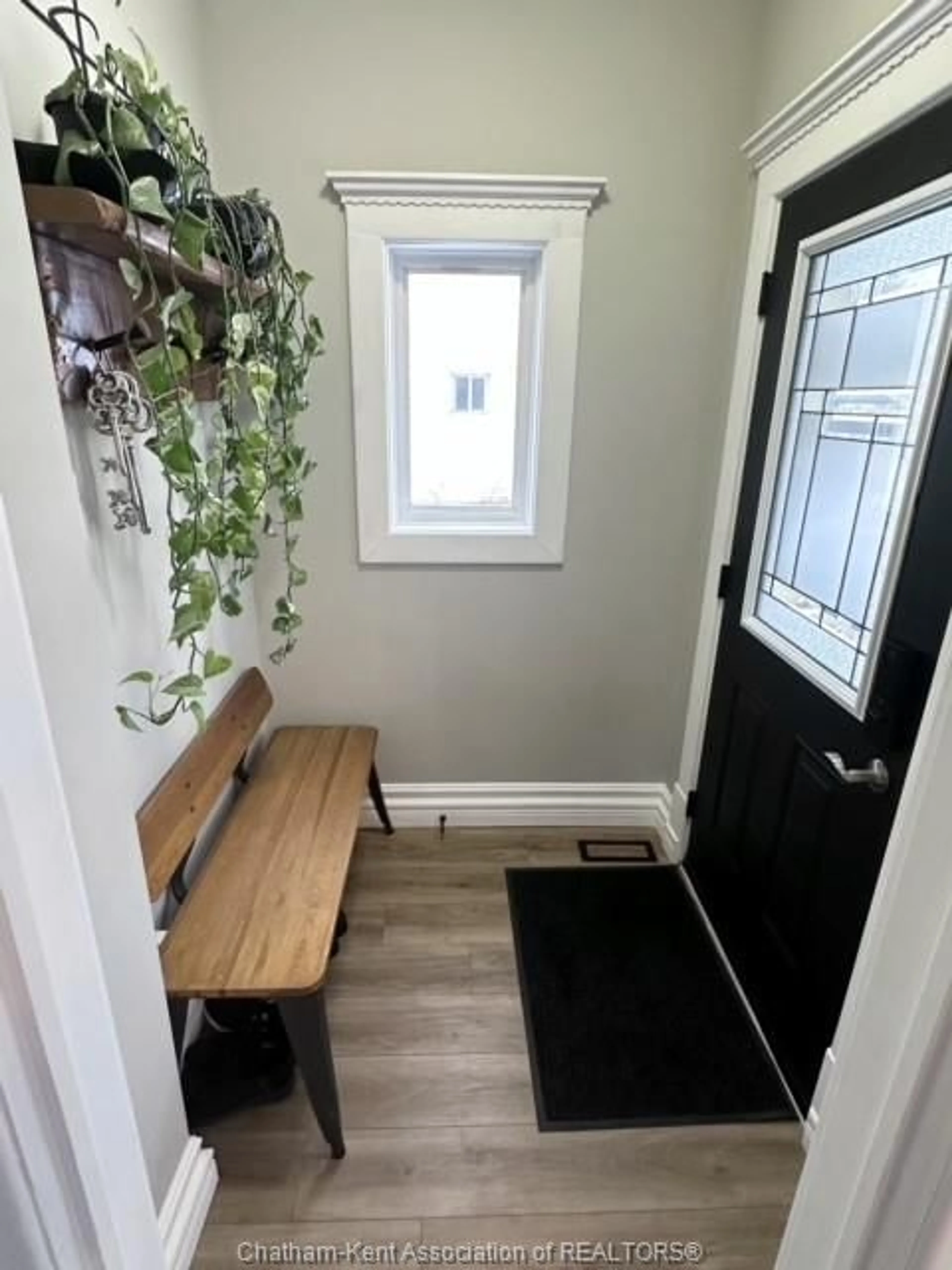 Indoor entryway for 248 Selkirk St, Chatham Ontario N7L 1Z6