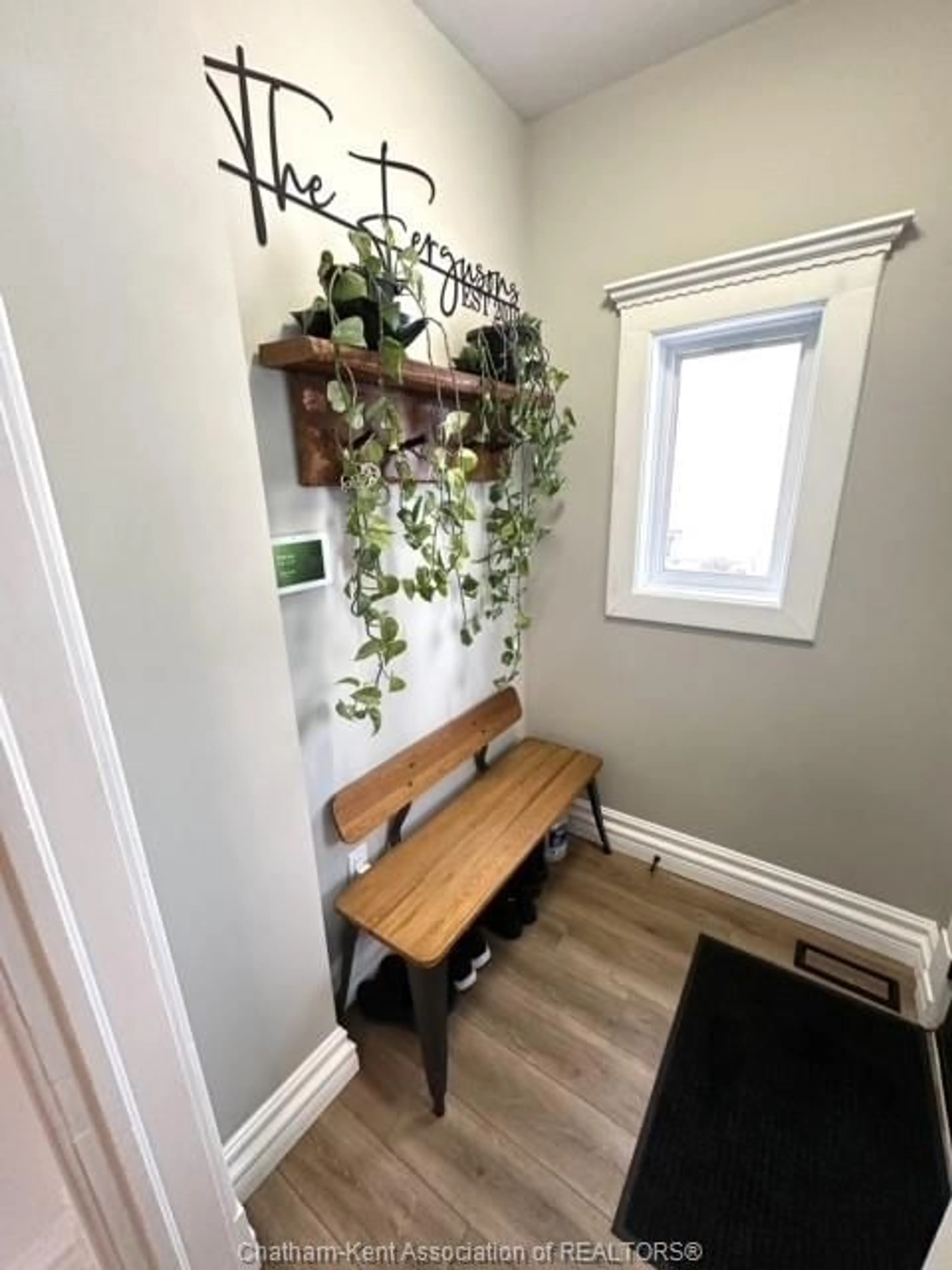 Indoor entryway for 248 Selkirk St, Chatham Ontario N7L 1Z6