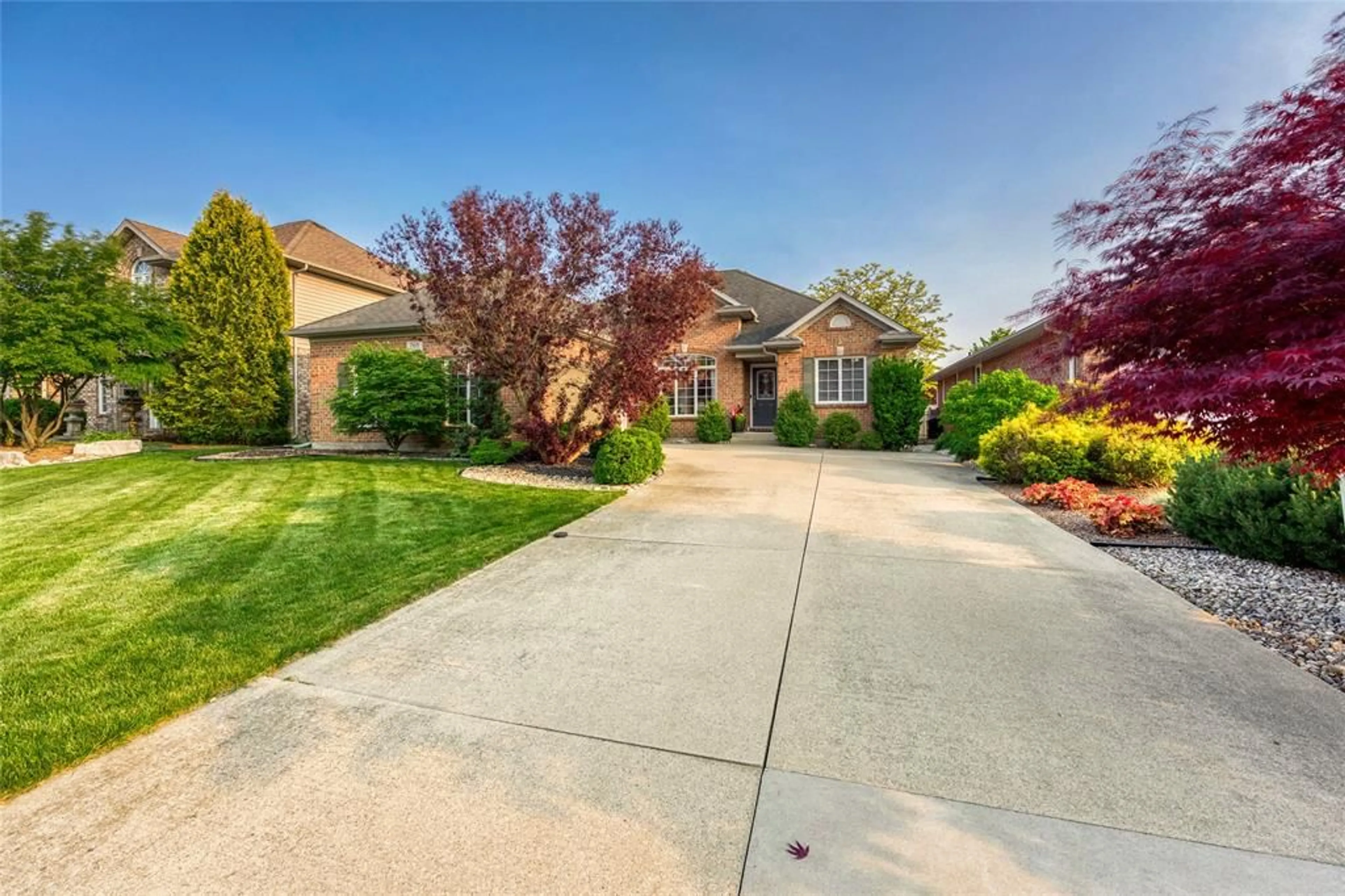 A pic from outside/outdoor area/front of a property/back of a property/a pic from drone, street for 768 LAMBTON Crt, Sarnia Ontario N7S 6B6