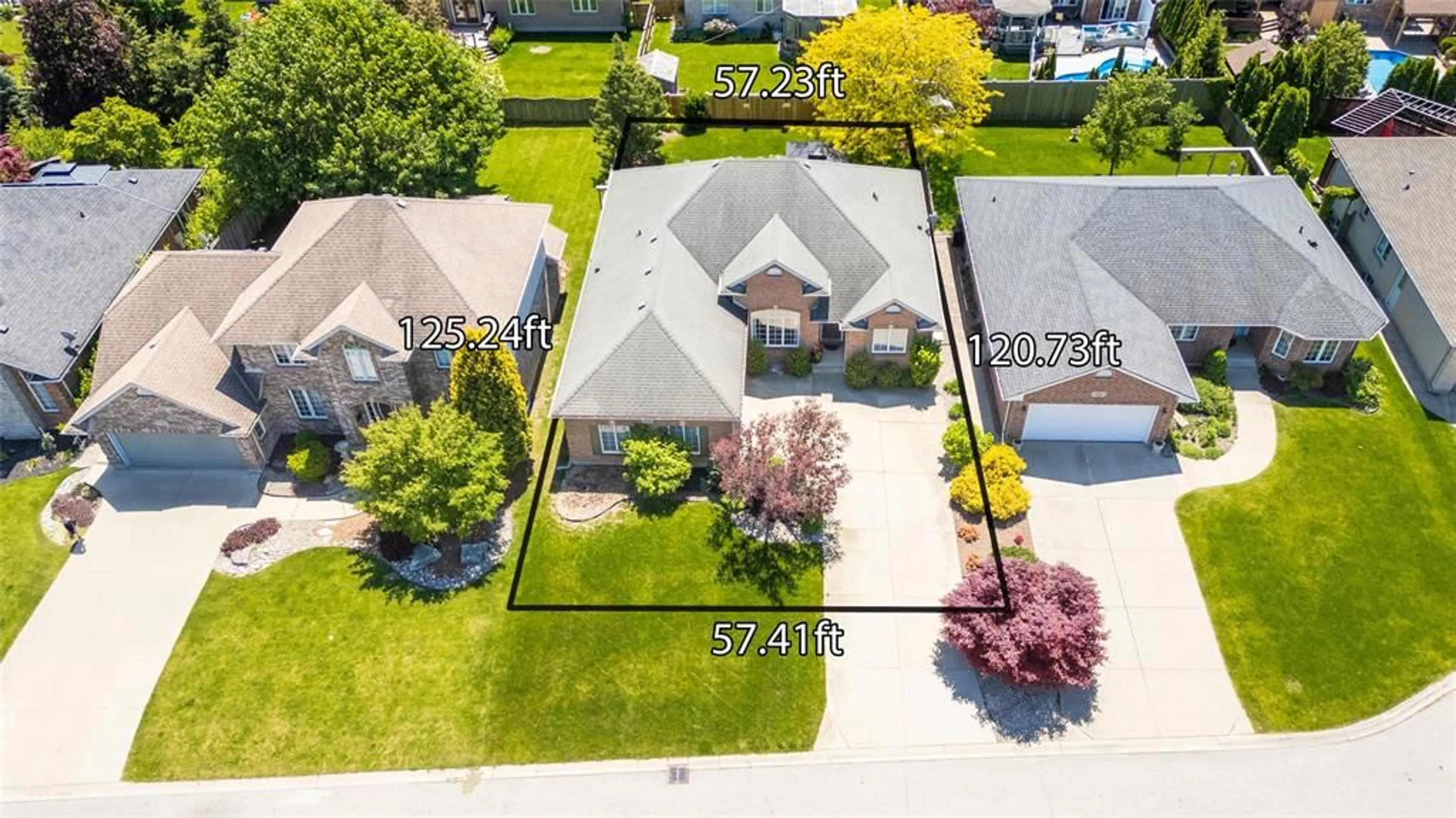 A pic from outside/outdoor area/front of a property/back of a property/a pic from drone, street for 768 LAMBTON Crt, Sarnia Ontario N7S 6B6