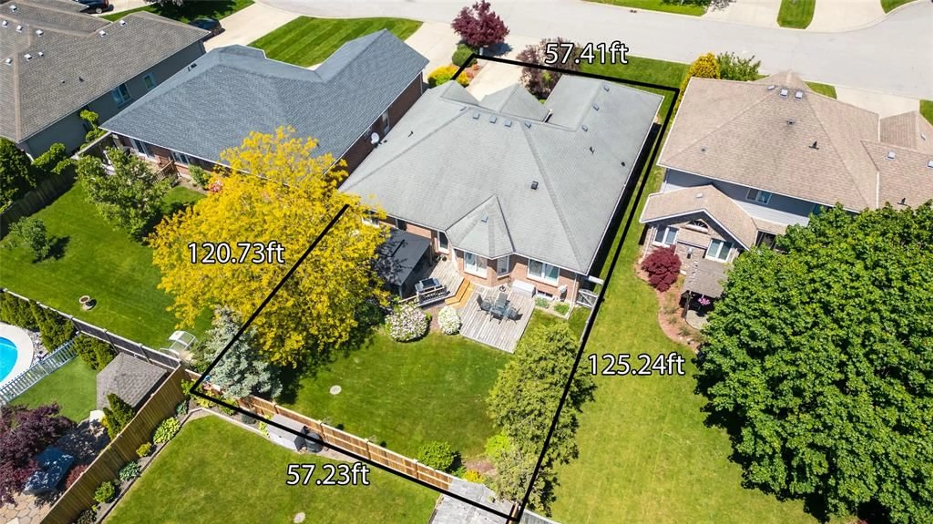 A pic from outside/outdoor area/front of a property/back of a property/a pic from drone, street for 768 LAMBTON Crt, Sarnia Ontario N7S 6B6