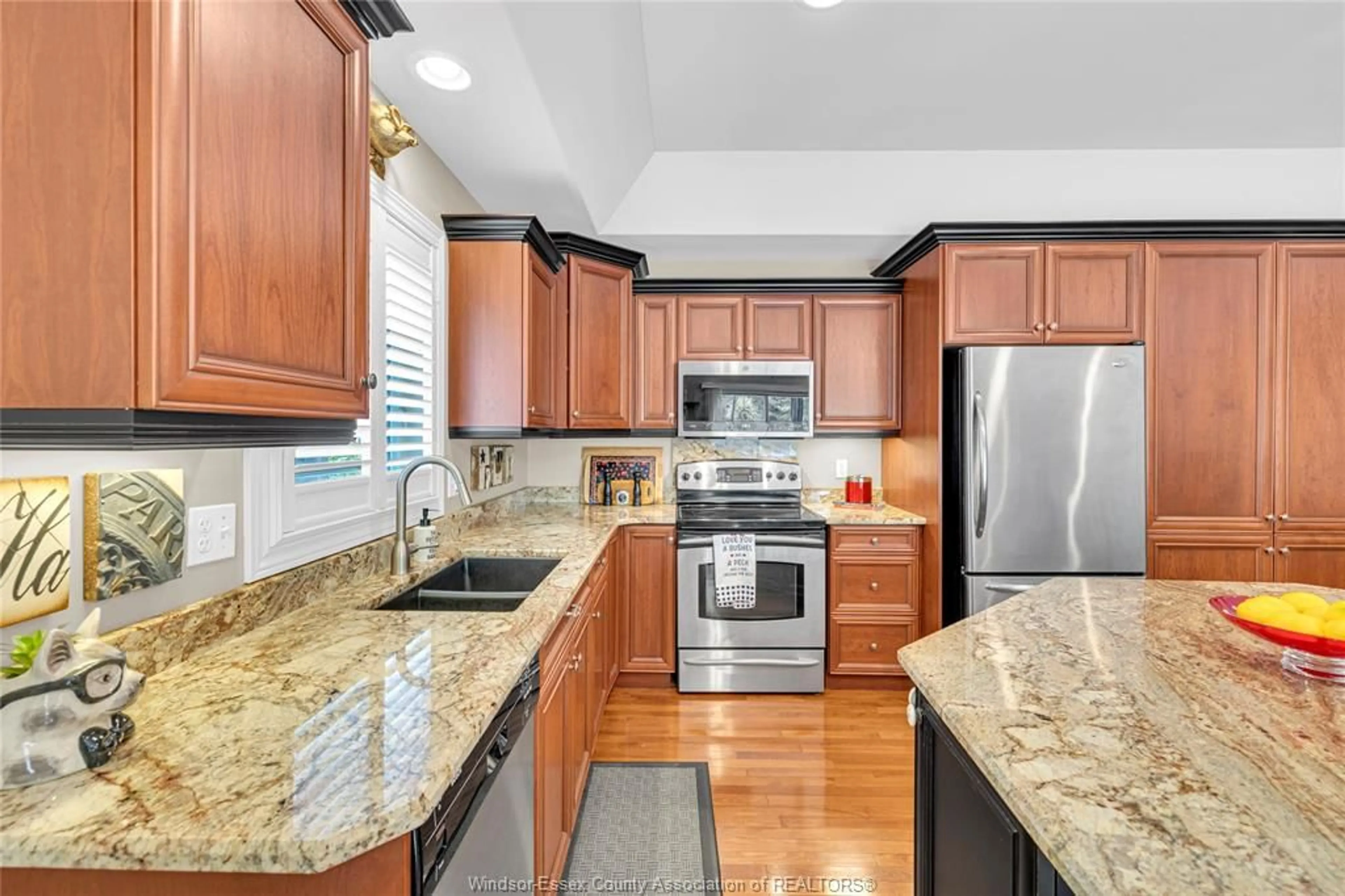 Open concept kitchen, ceramic/tile floor for 768 Newport, Windsor Ontario N9E 4Z5