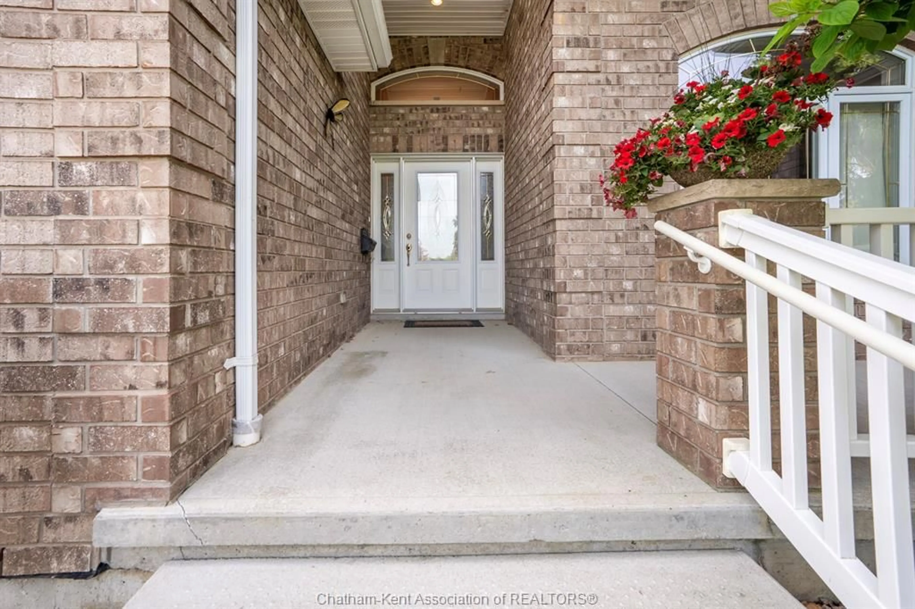 Indoor foyer for 24 VALENCIA Dr, Chatham Ontario N7L 0A9