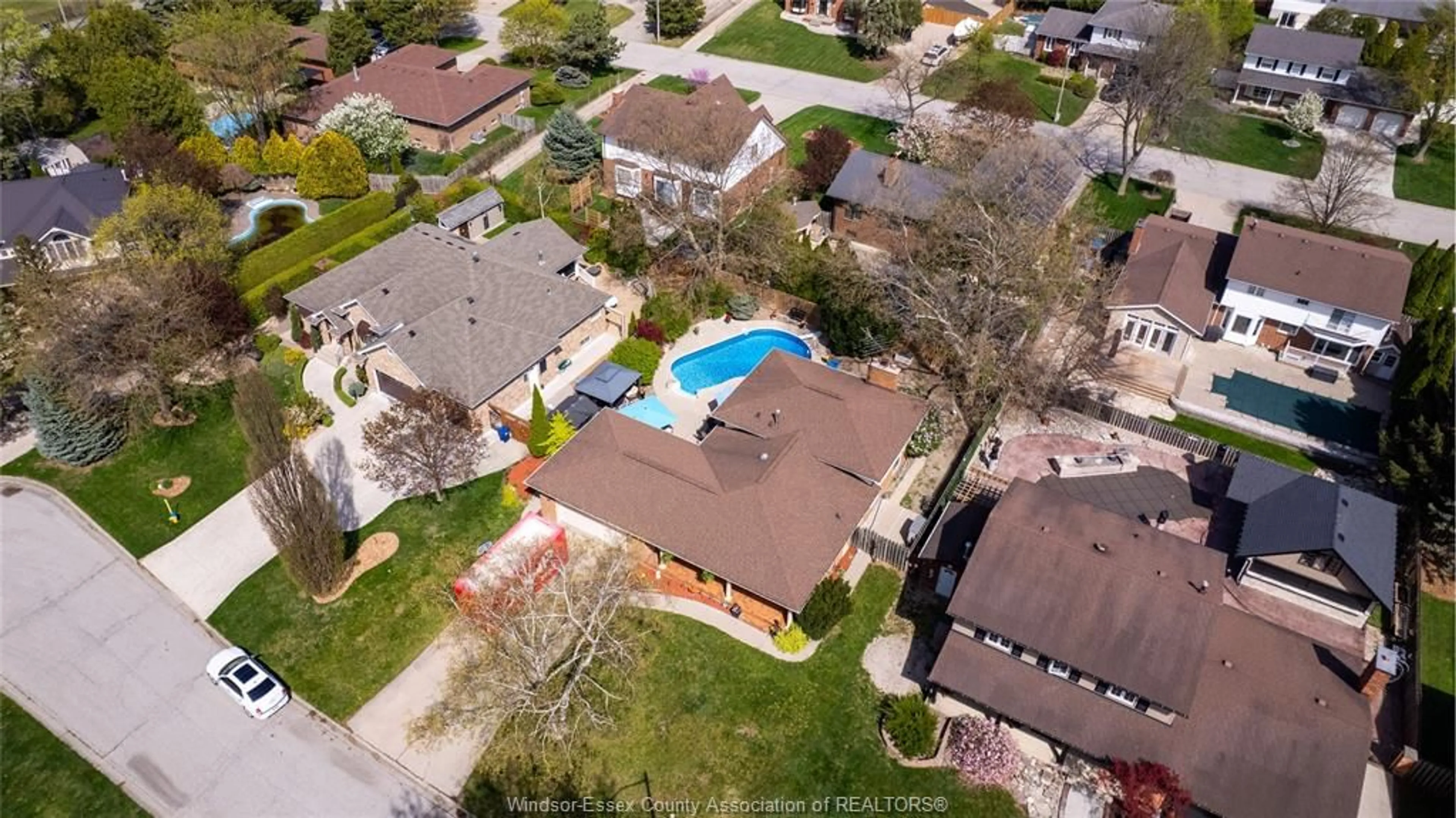 A pic from outside/outdoor area/front of a property/back of a property/a pic from drone, street for 555 Collier Crescent, Tecumseh Ontario N8N 3J4
