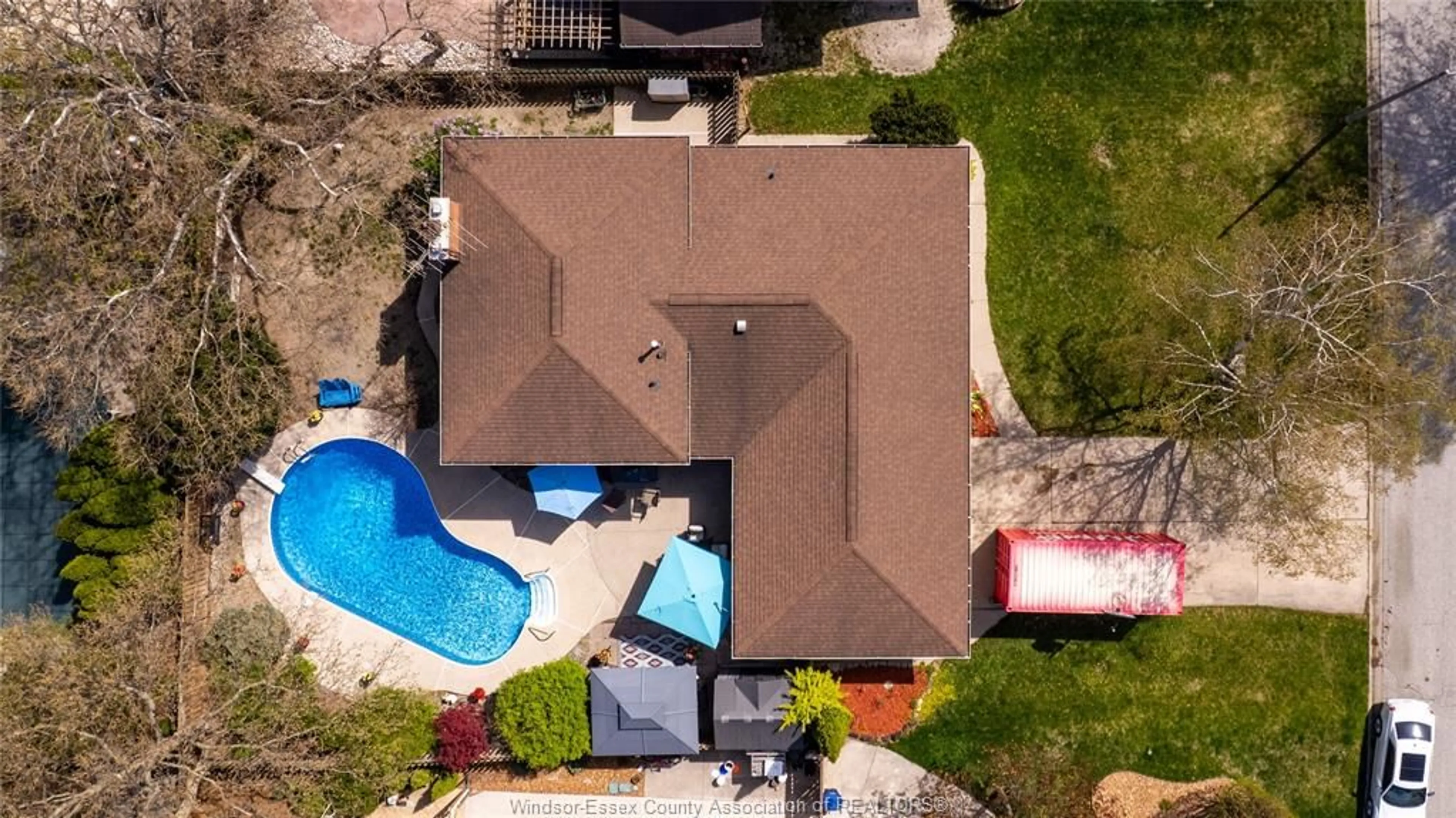 A pic from outside/outdoor area/front of a property/back of a property/a pic from drone, street for 555 Collier Crescent, Tecumseh Ontario N8N 3J4