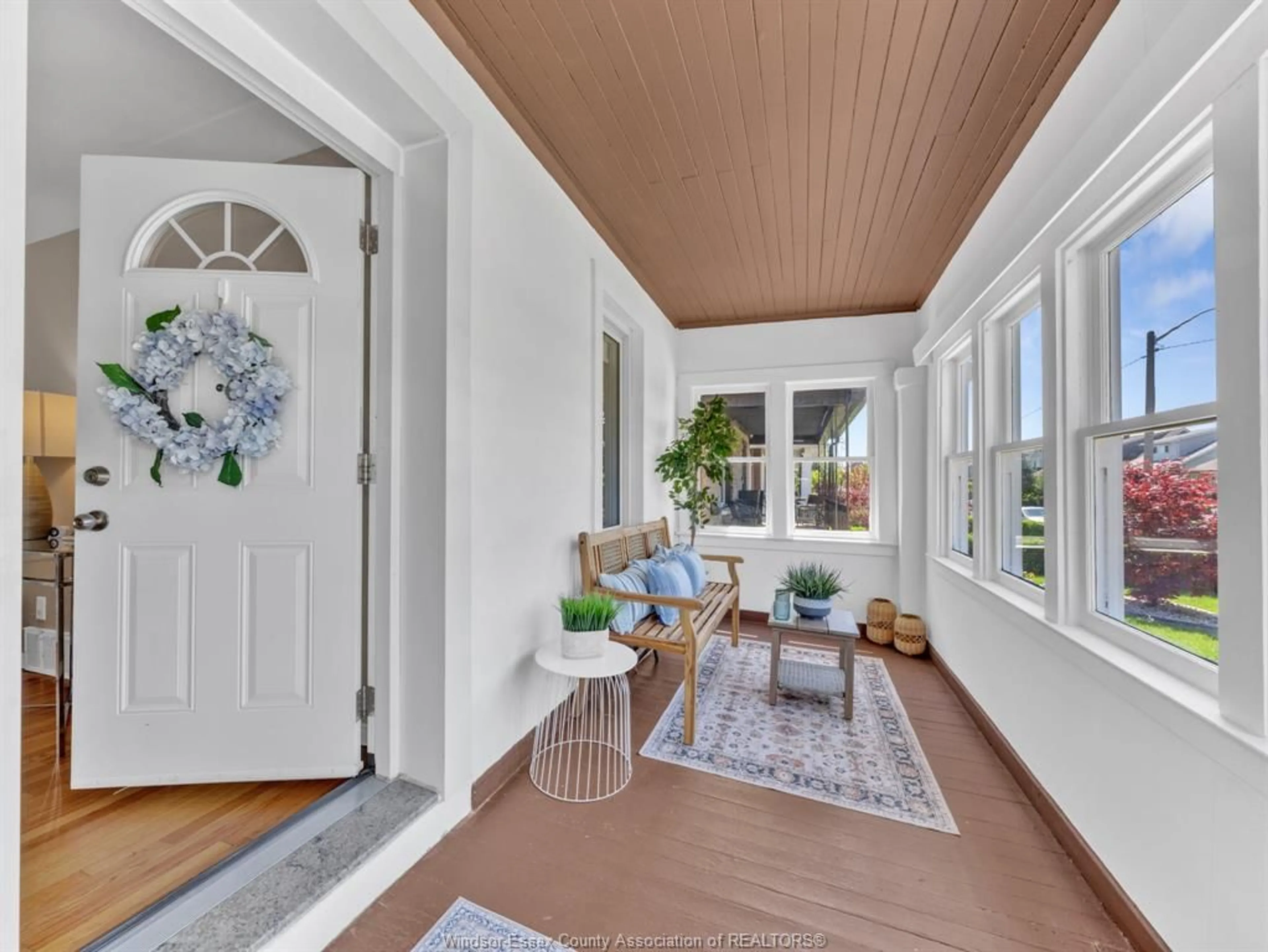 Indoor entryway for 1090 MARENTETTE Ave, Windsor Ontario N9A 2A5