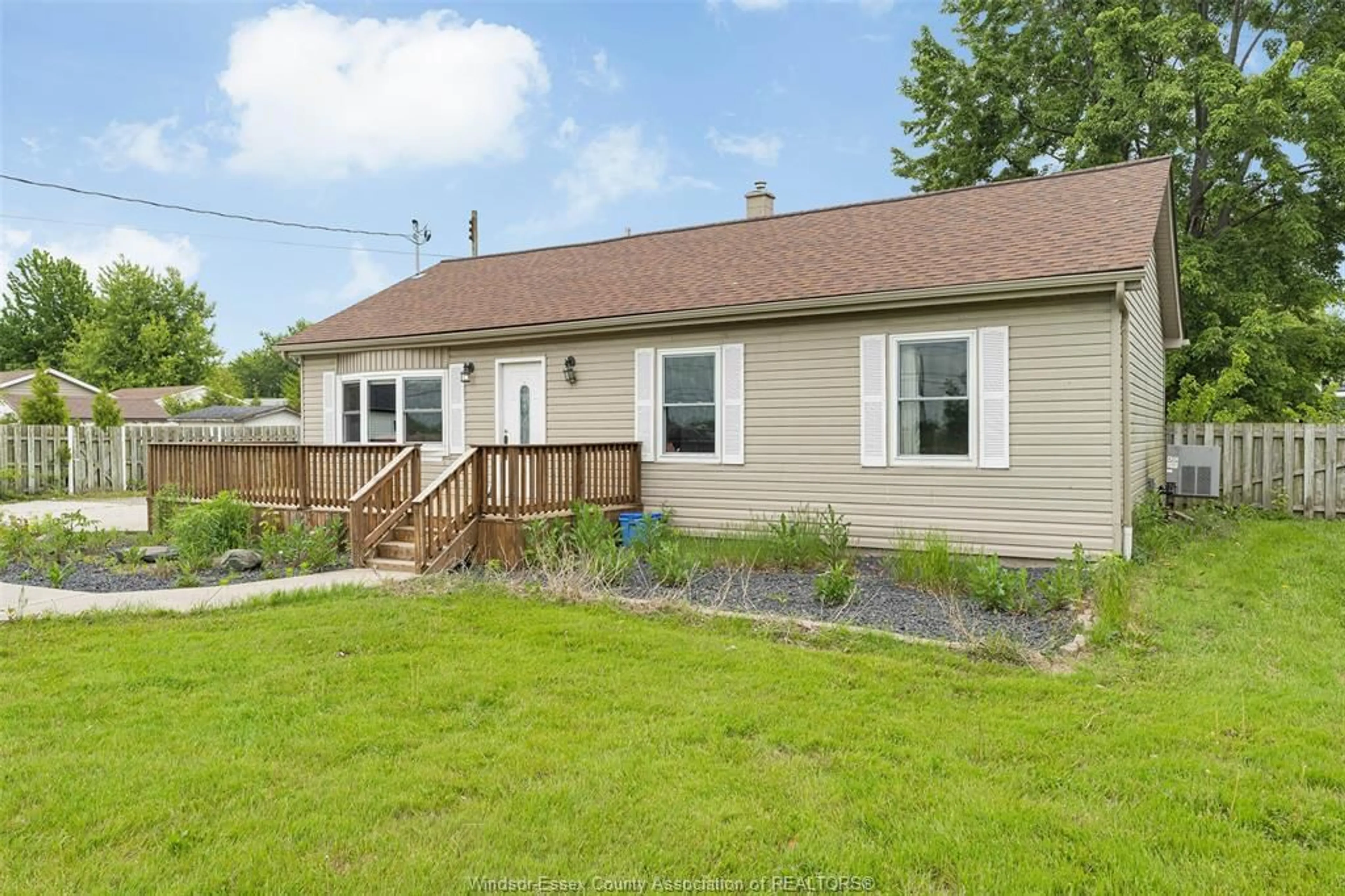 Home with vinyl exterior material, unknown for 525 HIGHWAY 77, Leamington Ontario N8H 3V8