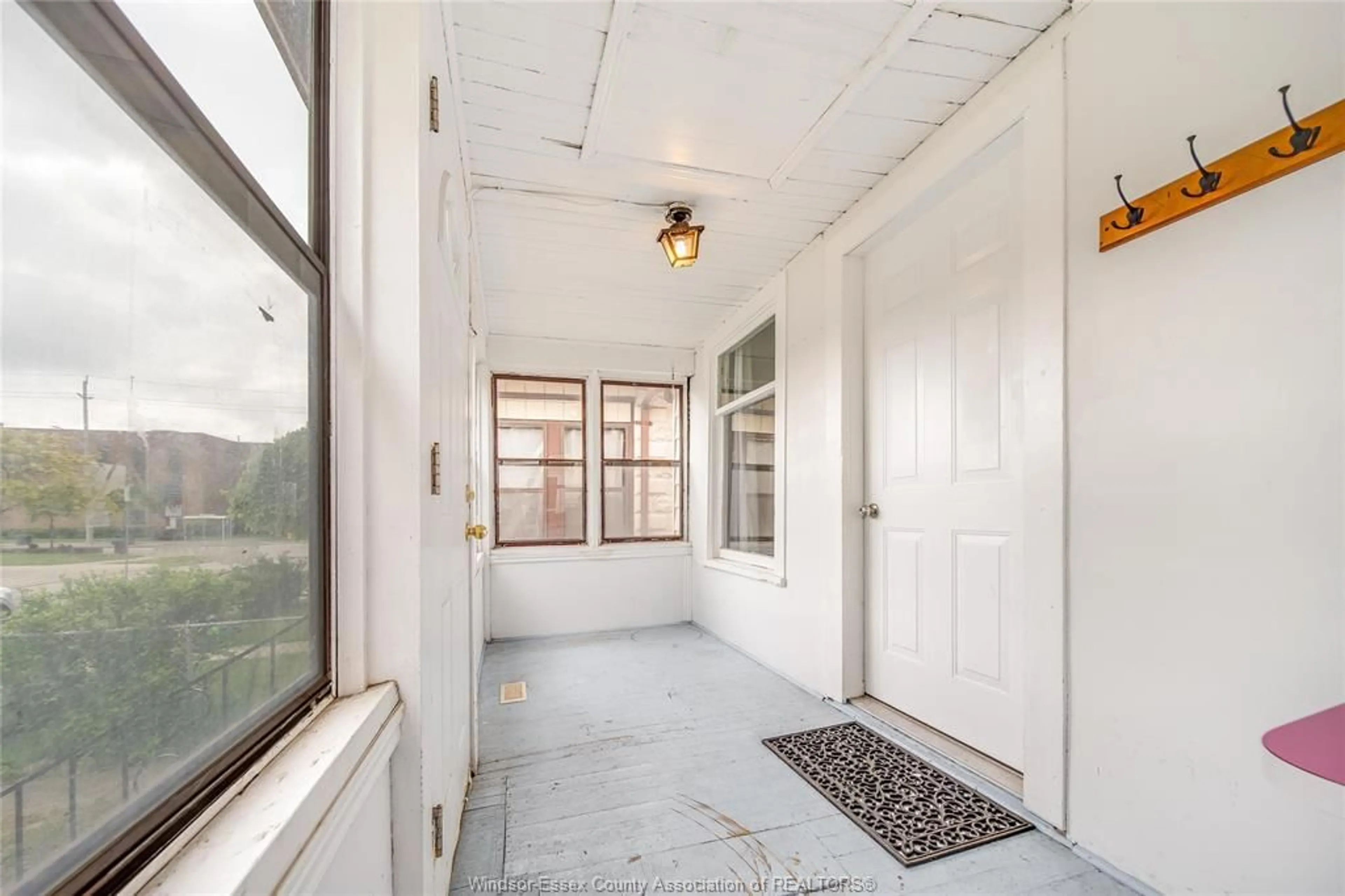 Indoor foyer for 567 BRIDGE Ave, Windsor Ontario N9B 2M3