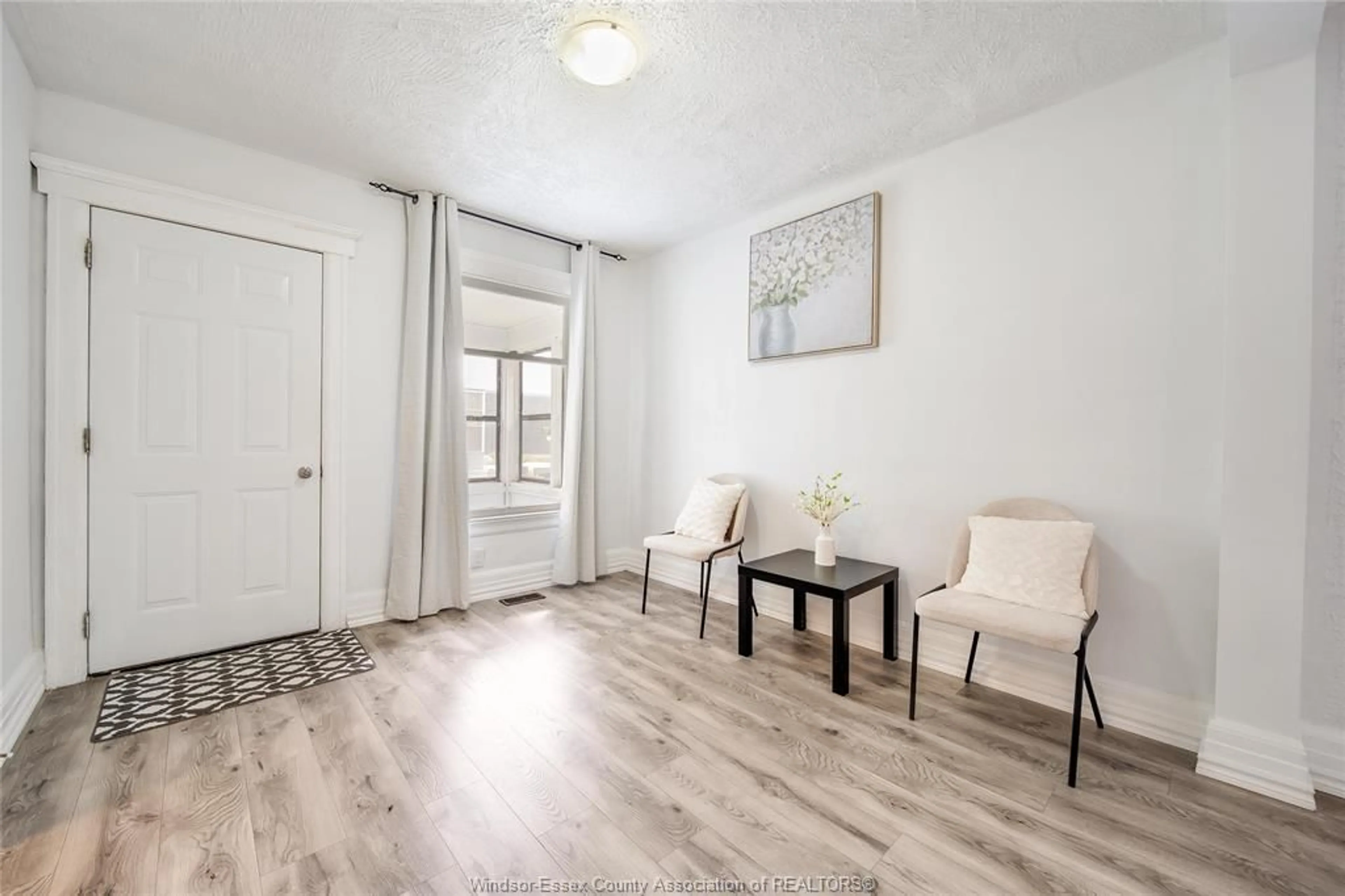 Indoor entryway for 567 BRIDGE Ave, Windsor Ontario N9B 2M3