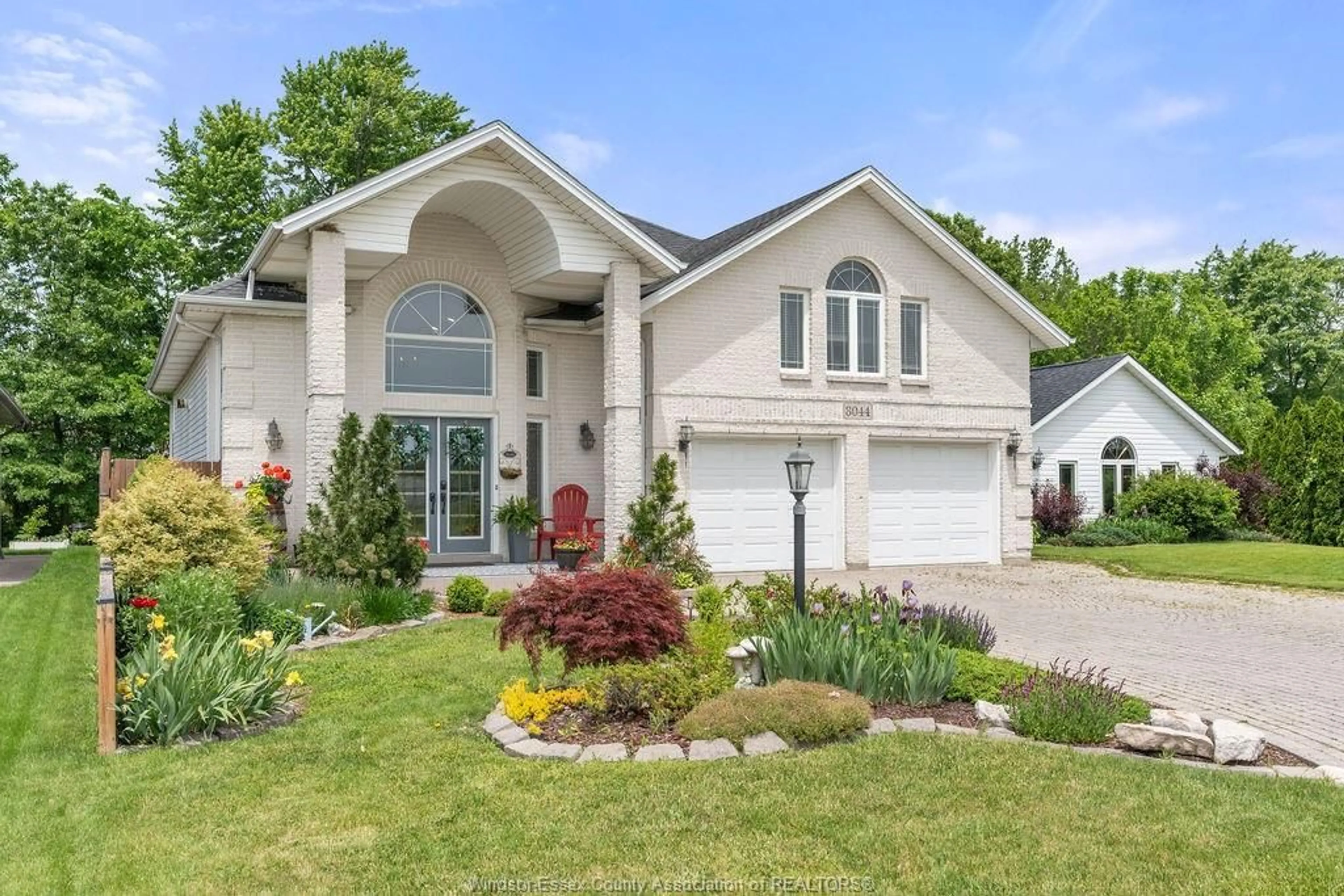 Home with vinyl exterior material, street for 8044 GARDINER Cres, Amherstburg Ontario N0R 1J0