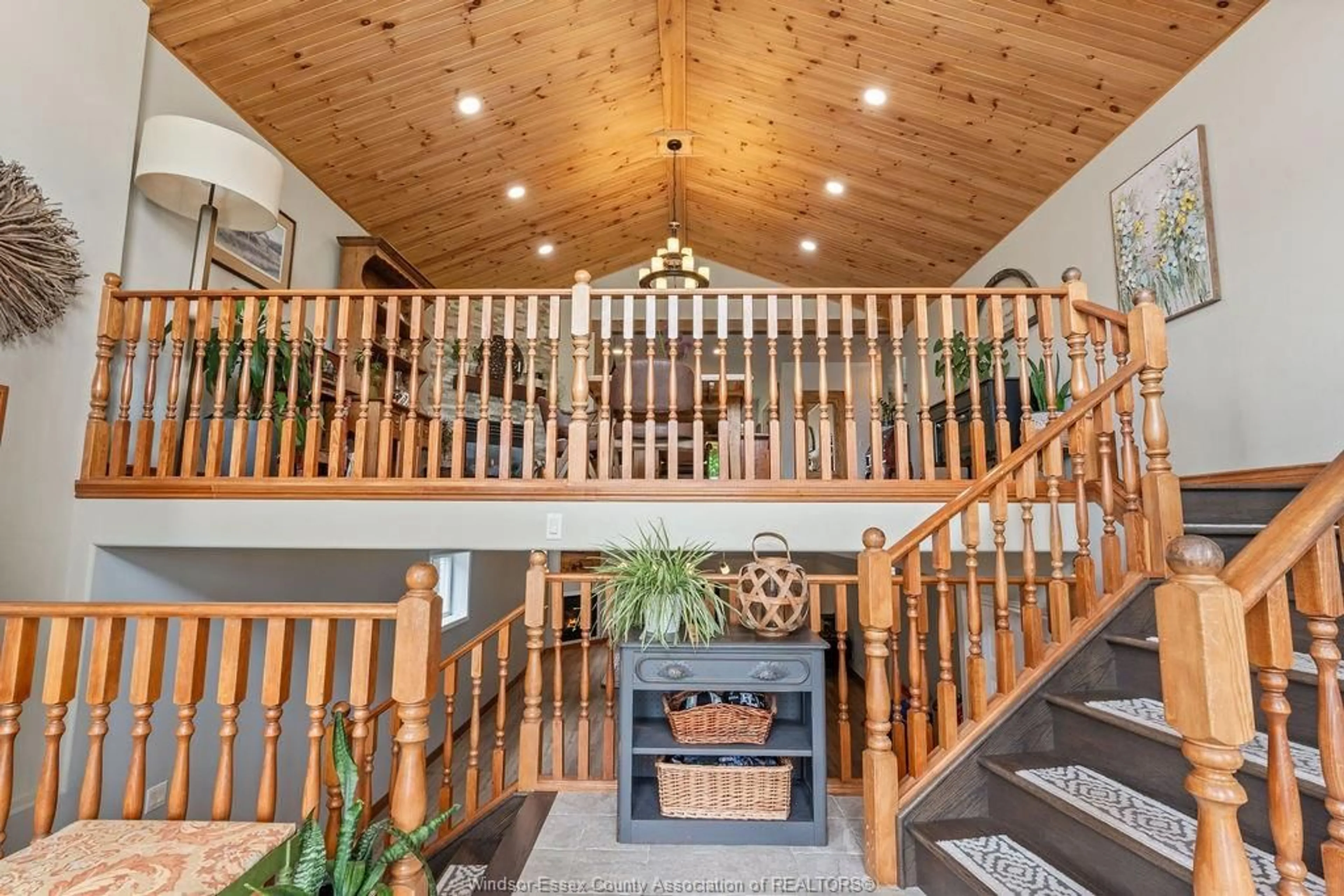 Indoor foyer for 8044 GARDINER Cres, Amherstburg Ontario N0R 1J0