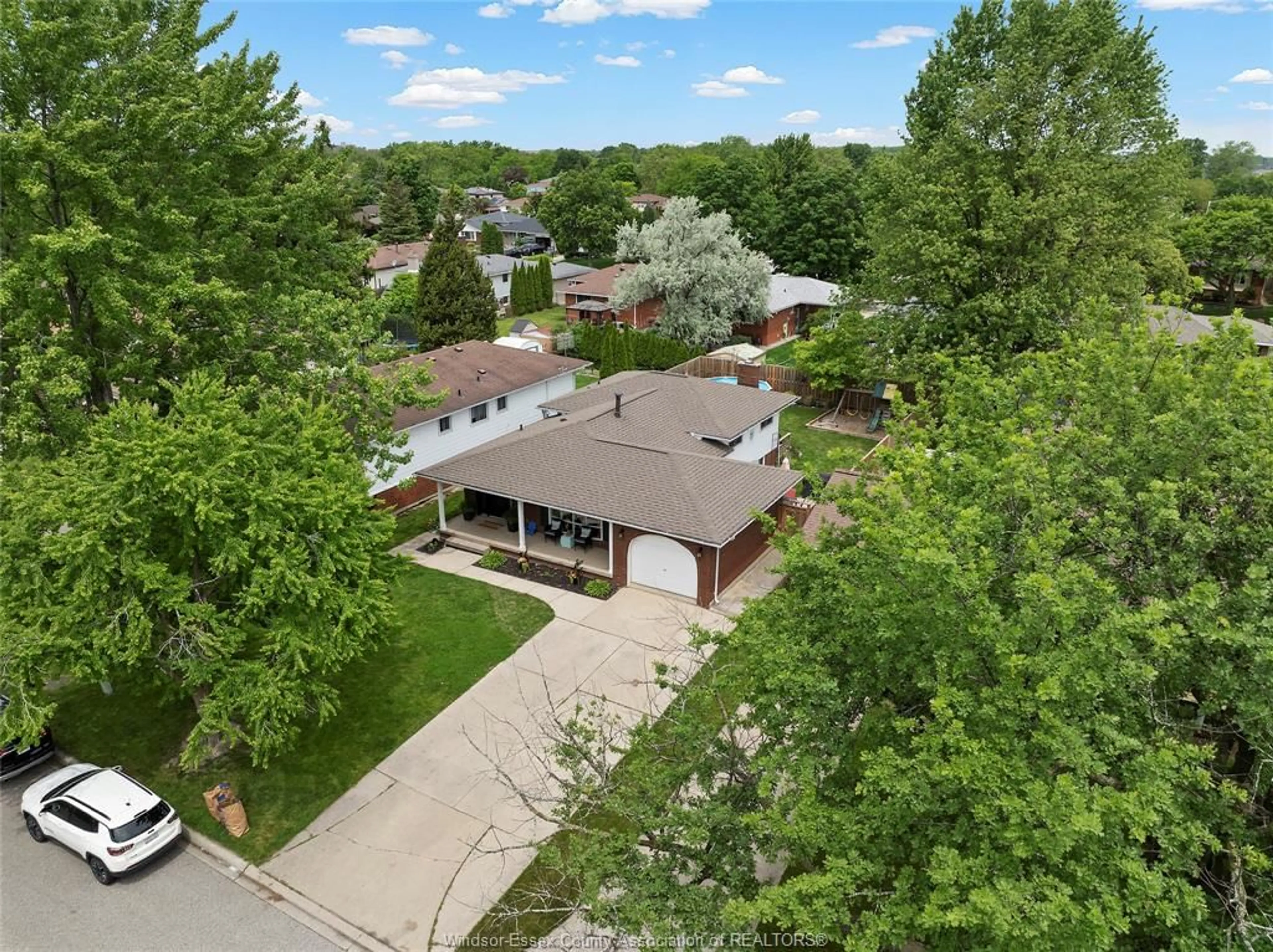 A pic from outside/outdoor area/front of a property/back of a property/a pic from drone, street for 9788 OSBORN Cres, Windsor Ontario N8R 1G3