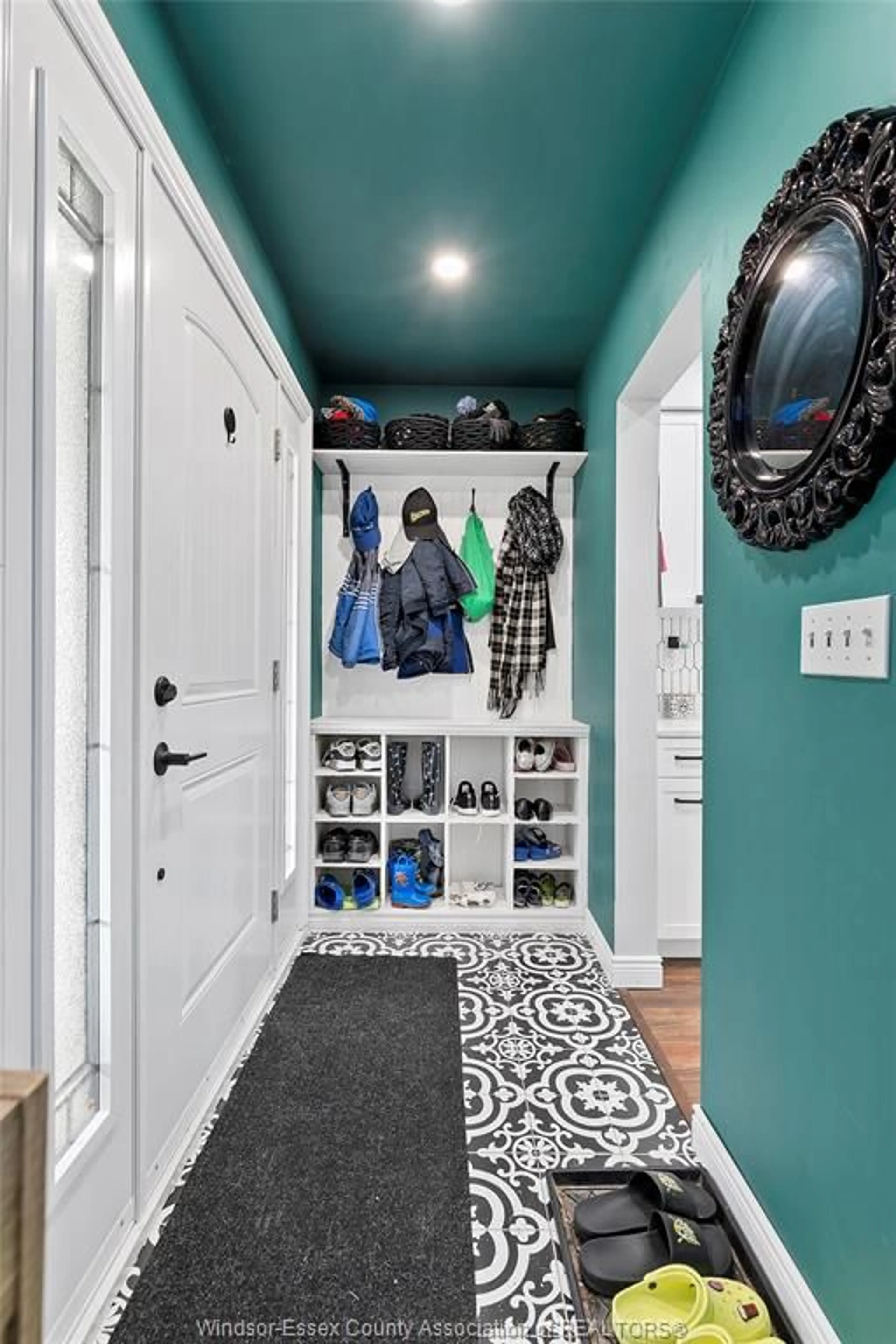 Indoor entryway for 9788 OSBORN Cres, Windsor Ontario N8R 1G3