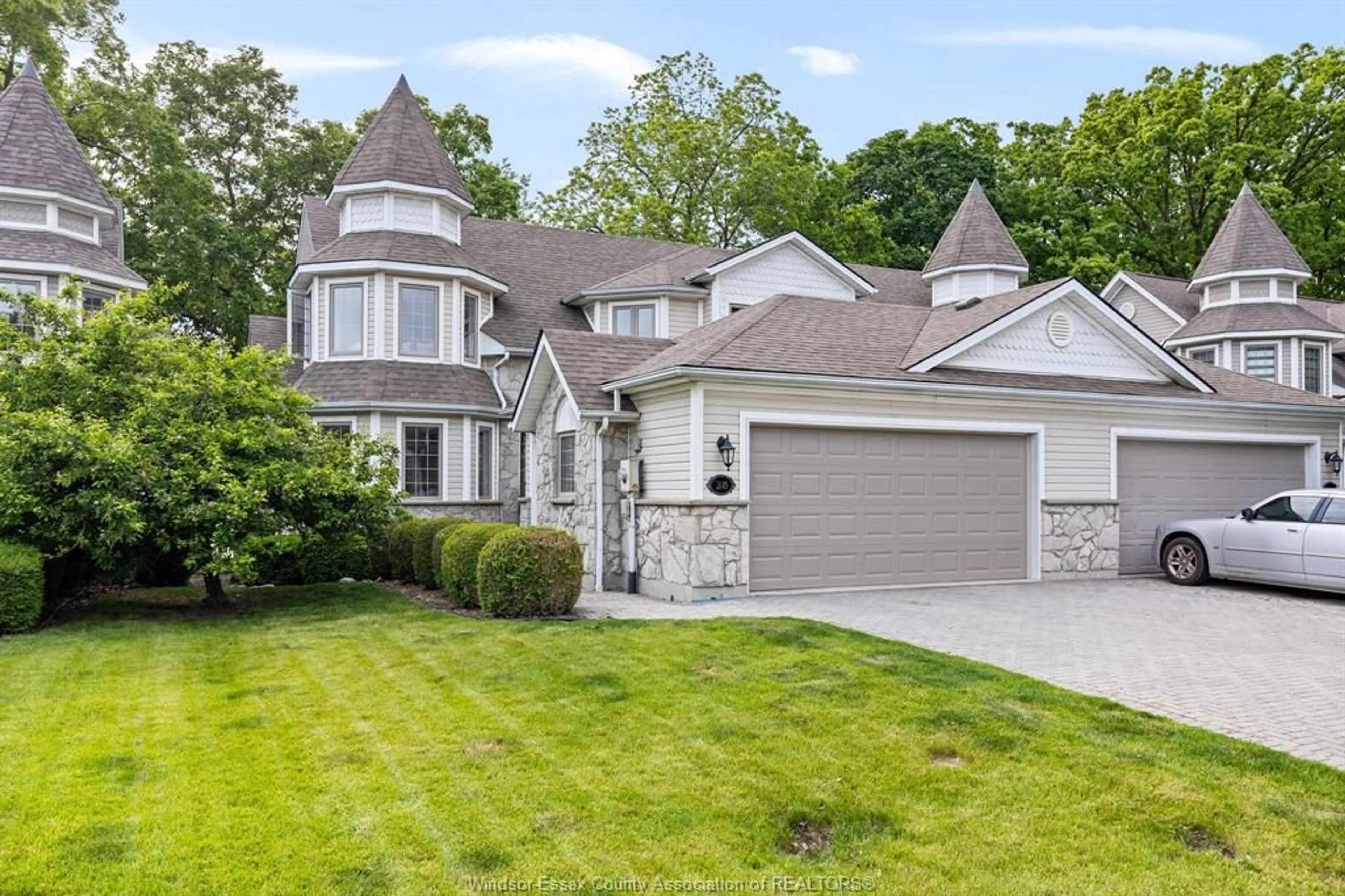 Home with vinyl exterior material, street for 208 CYRSTAL BAY Dr, Amherstburg Ontario N9V 4A6