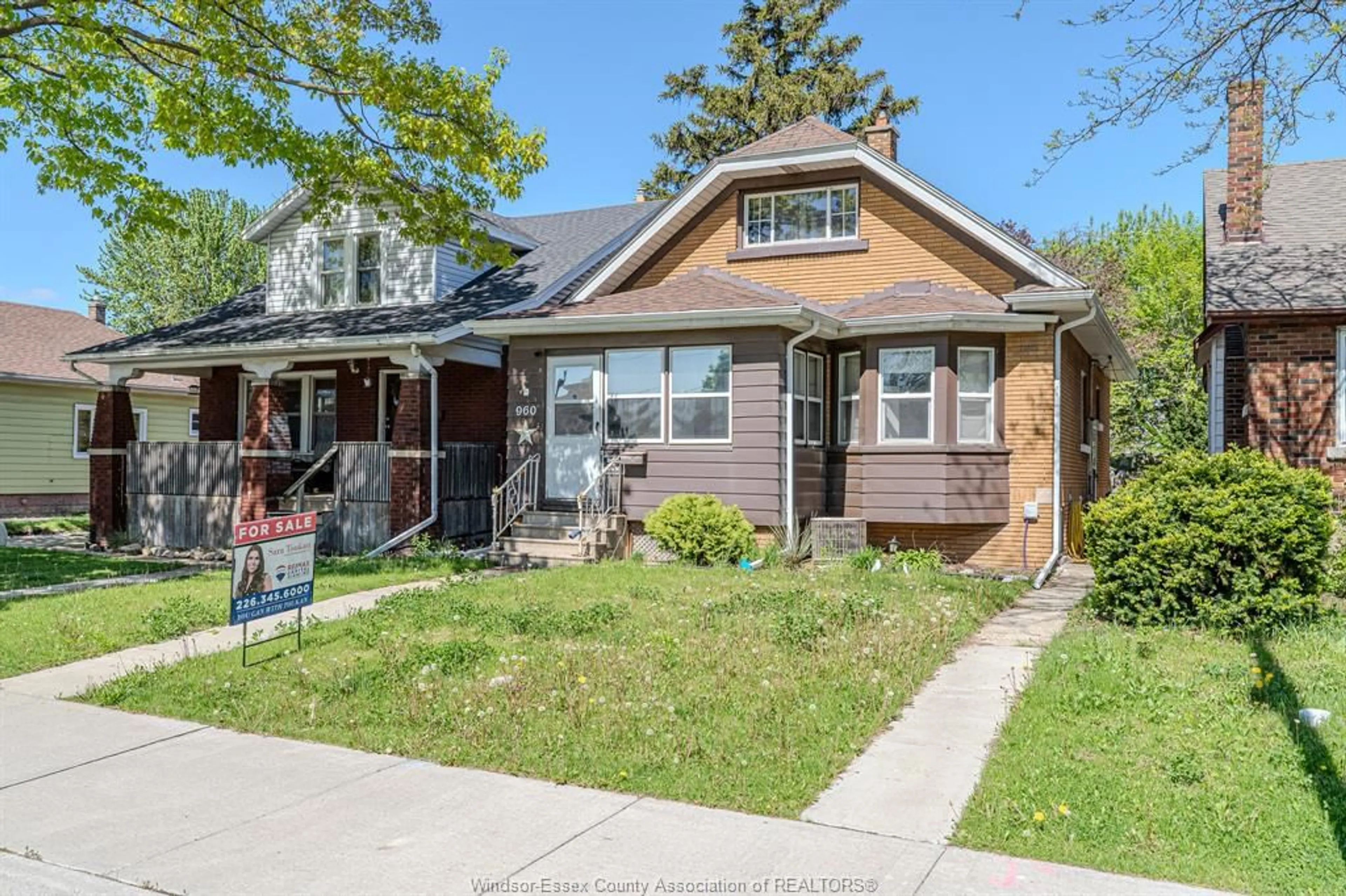 Home with vinyl exterior material, street for 960 CURRY, Windsor Ontario N9B 2C5
