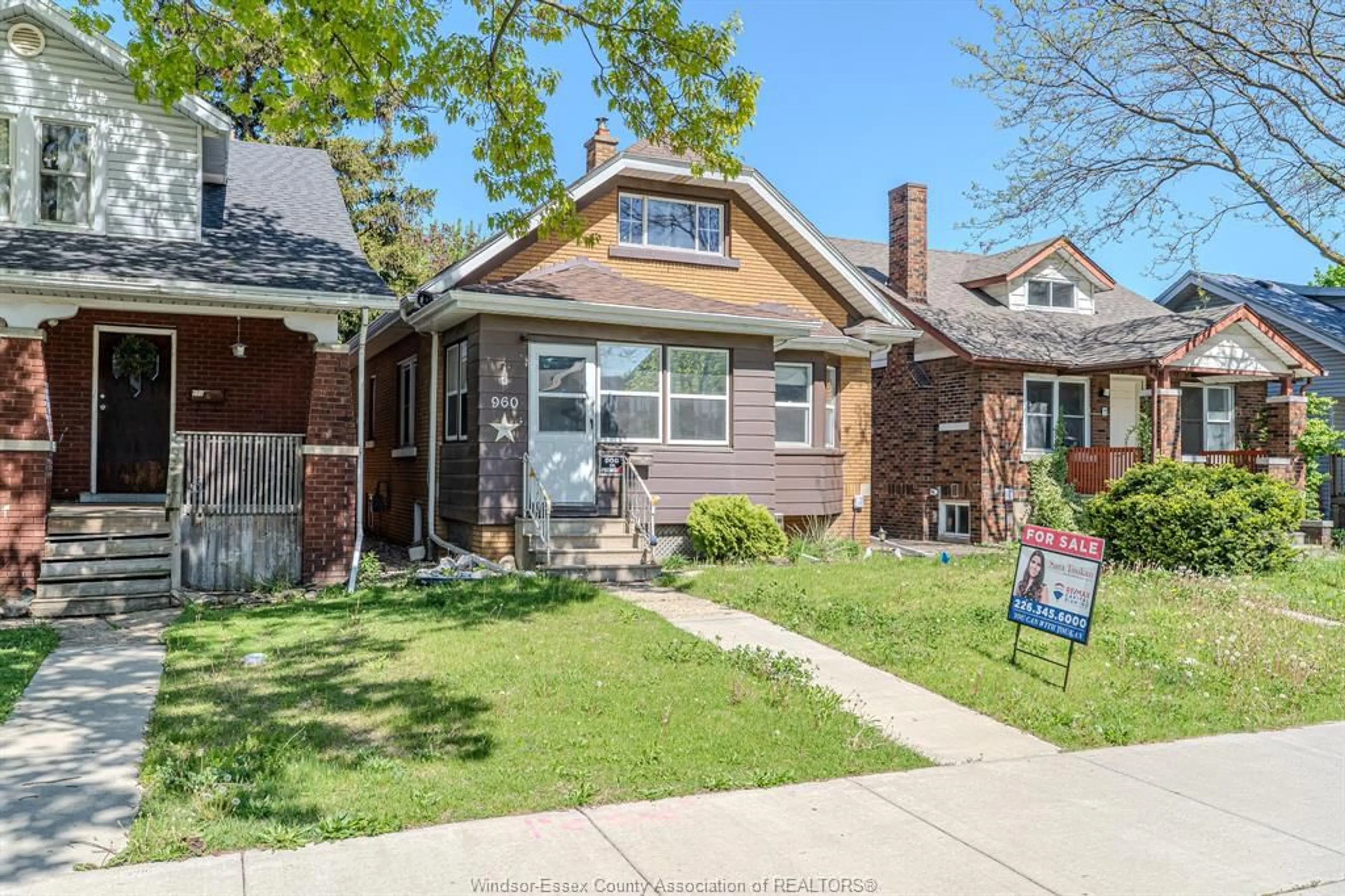 Home with brick exterior material, street for 960 CURRY, Windsor Ontario N9B 2C5