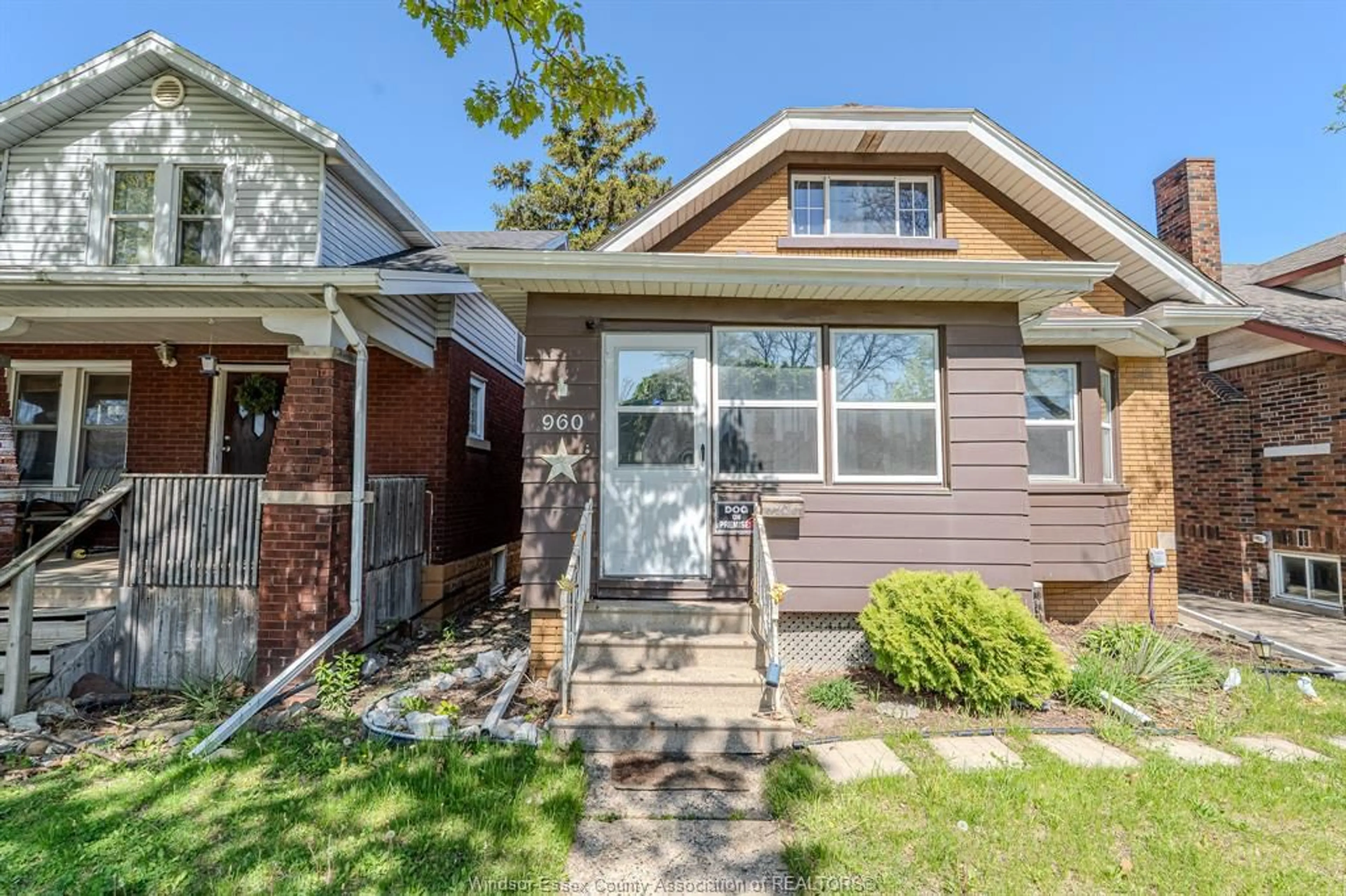 Home with brick exterior material, street for 960 CURRY, Windsor Ontario N9B 2C5