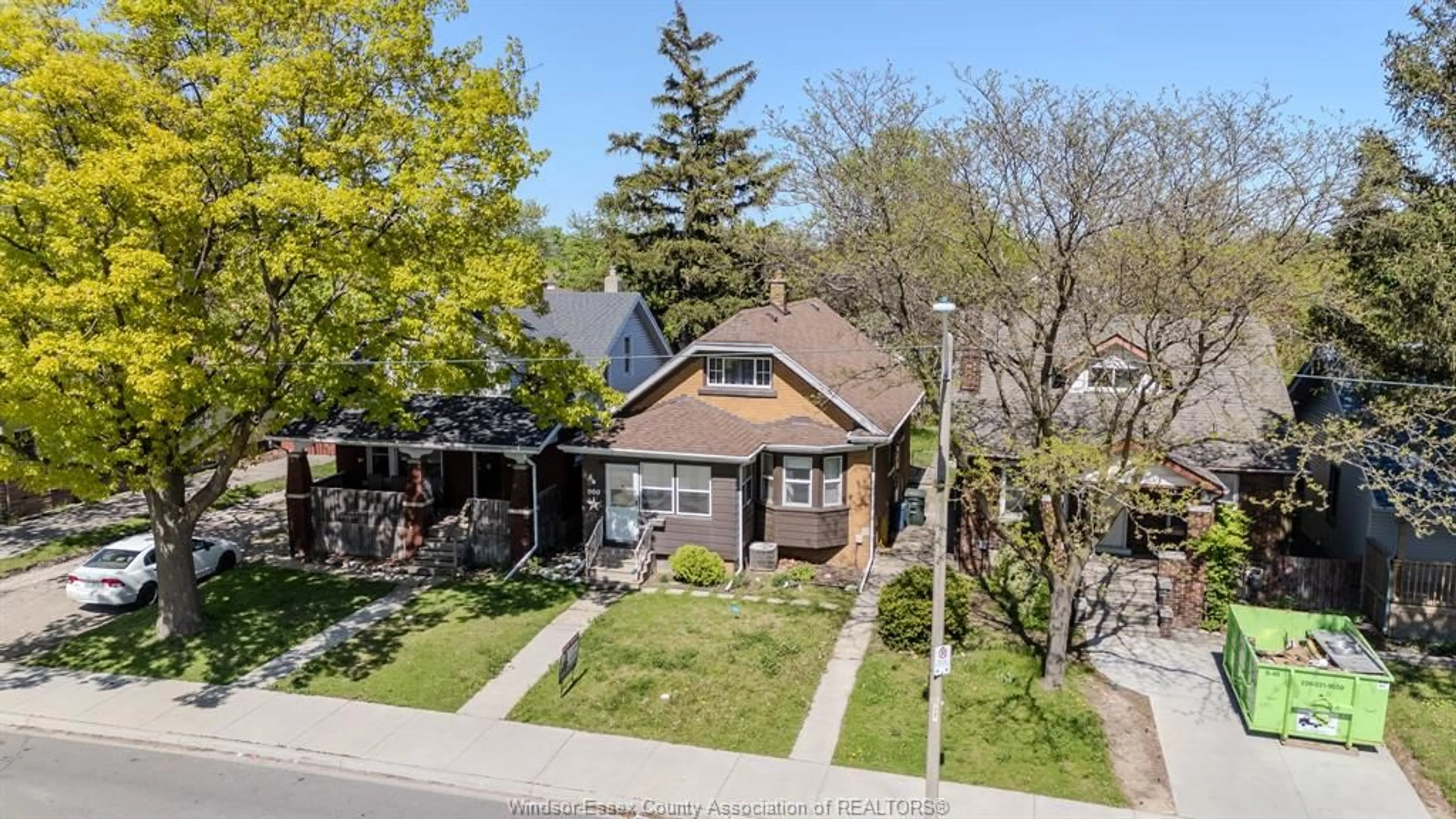 A pic from outside/outdoor area/front of a property/back of a property/a pic from drone, street for 960 CURRY, Windsor Ontario N9B 2C5