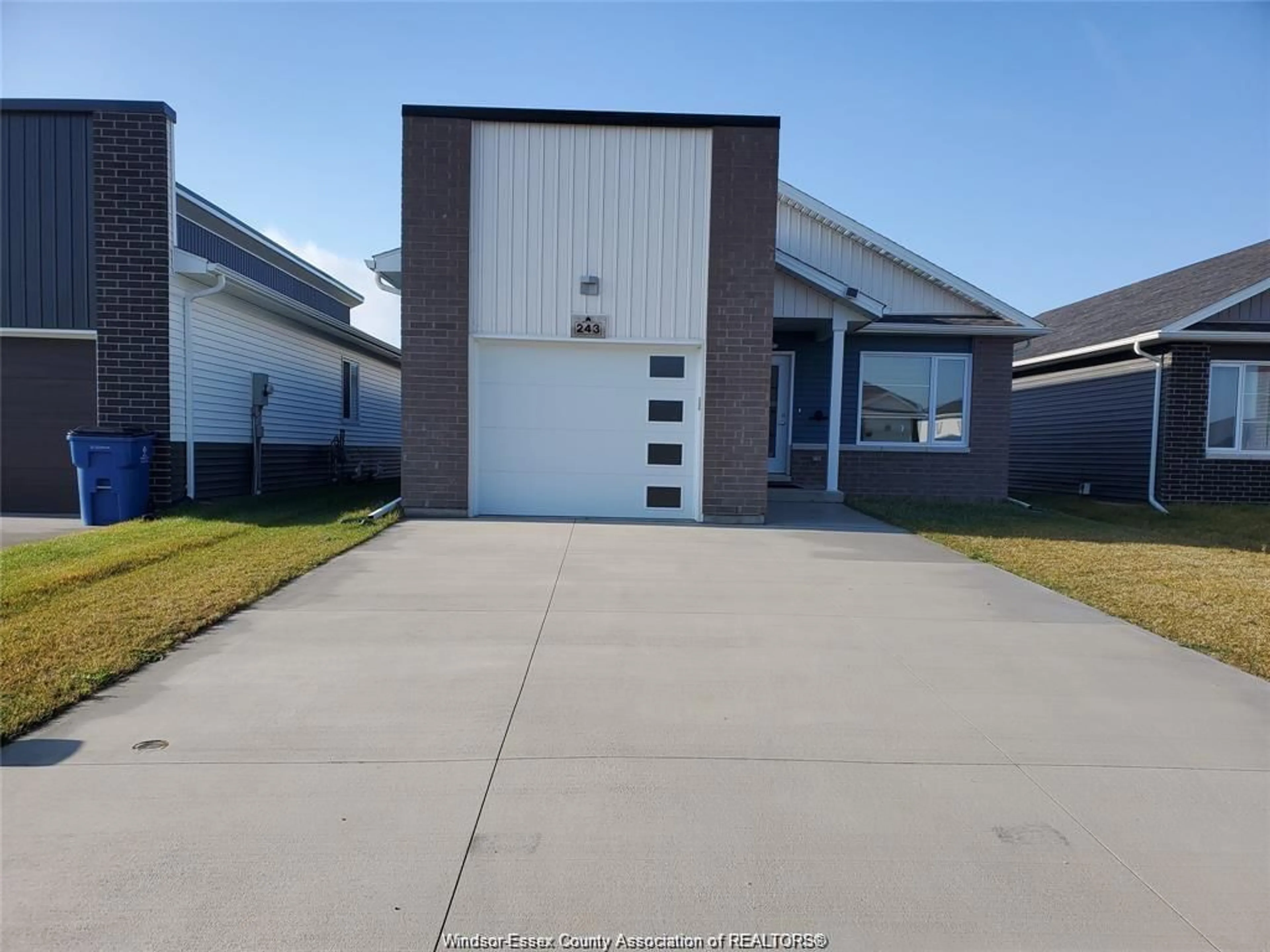 A pic from outside/outdoor area/front of a property/back of a property/a pic from drone, street for 243 MANNING Dr, Chatham Ontario N7M 0S5