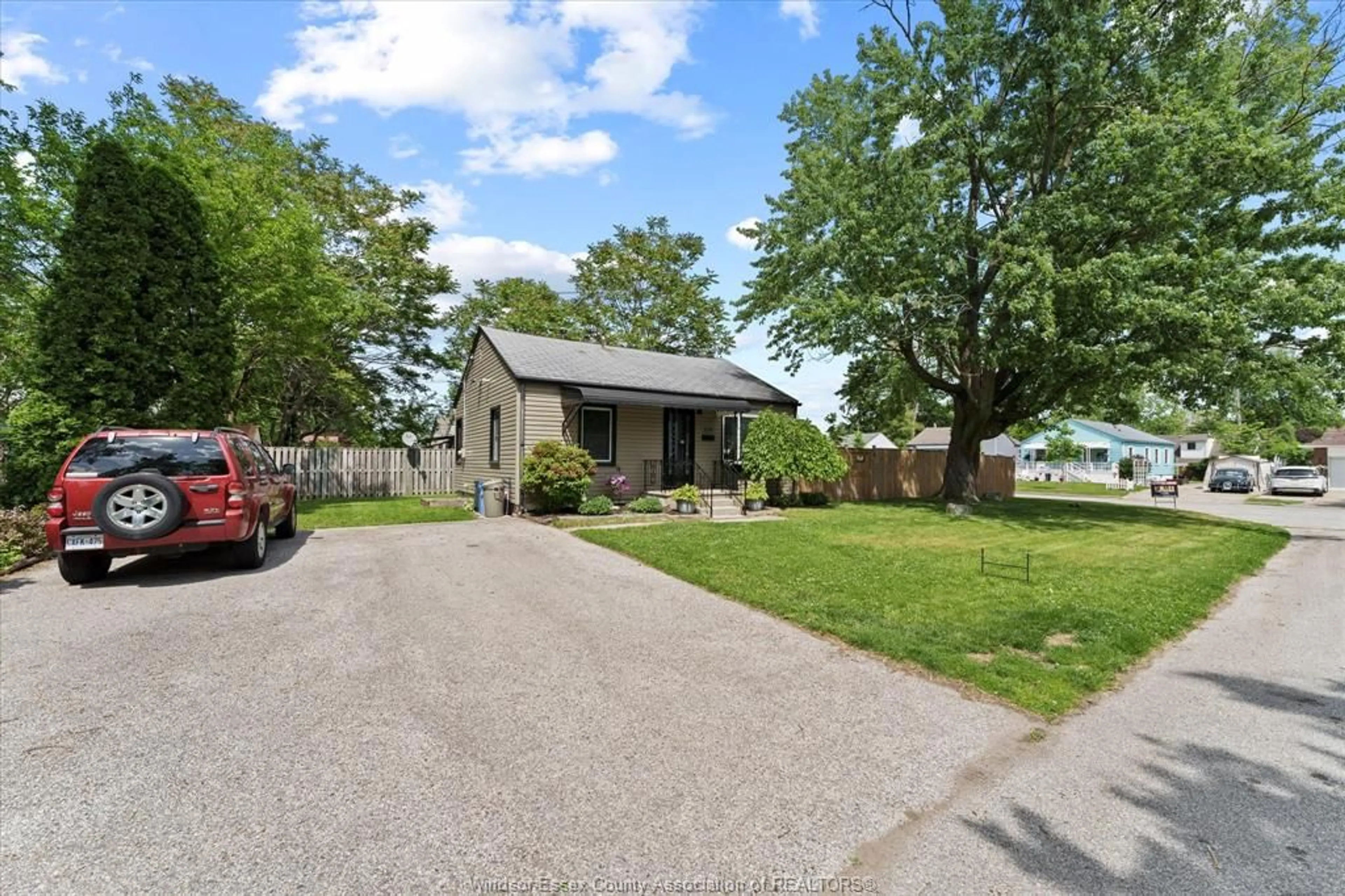 A pic from outside/outdoor area/front of a property/back of a property/a pic from drone, street for 1170 STRATHMORE Ave, Windsor Ontario N9C 3N5