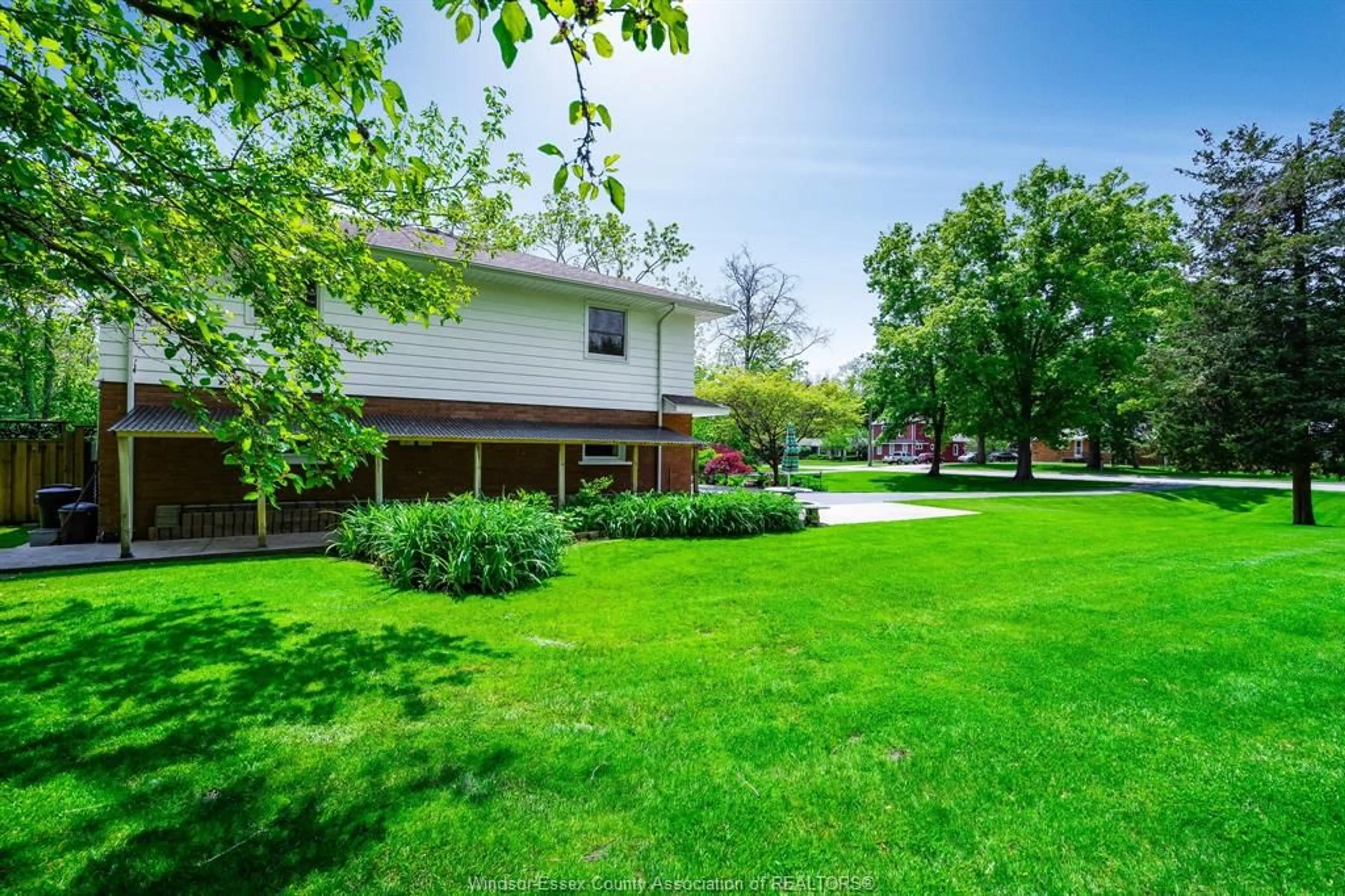 A pic from outside/outdoor area/front of a property/back of a property/a pic from drone, street for 77 Prince Albert St, Kingsville Ontario N9Y 1J8