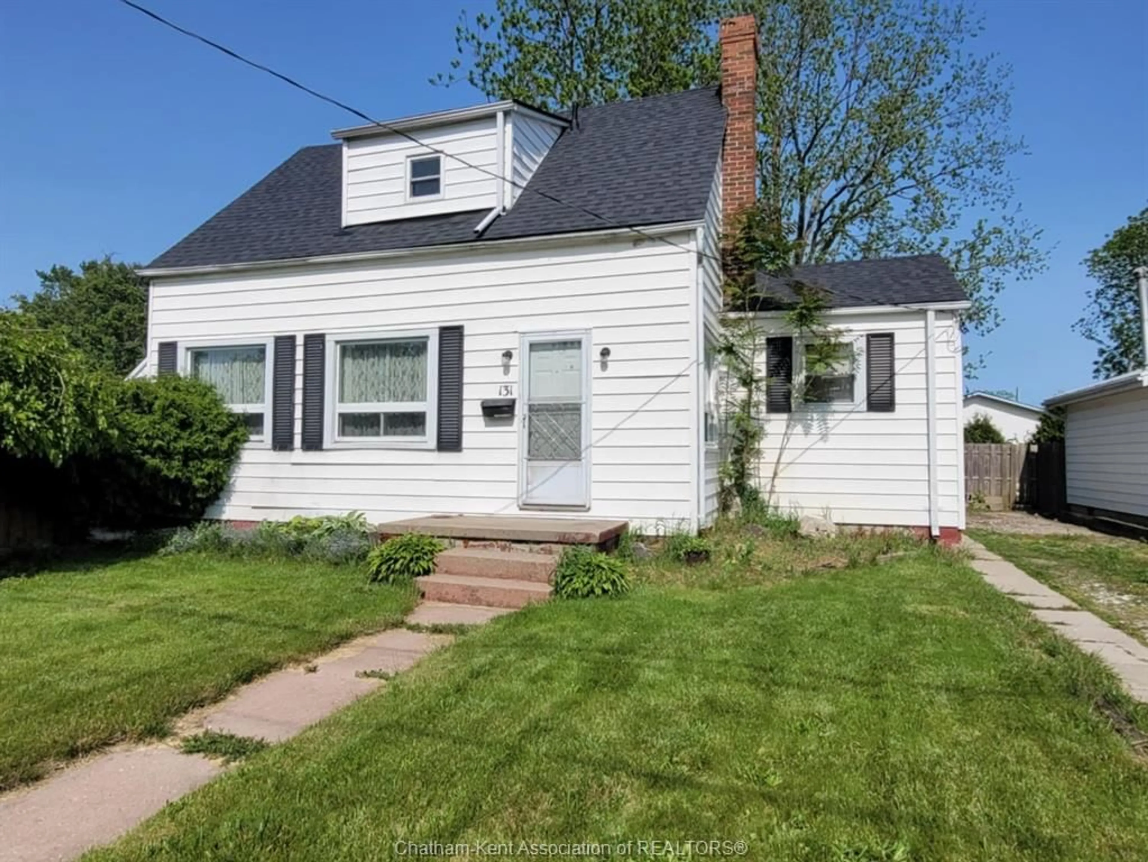 Home with vinyl exterior material, street for 131 Agnes St, Wallaceburg Ontario N8A 3V7