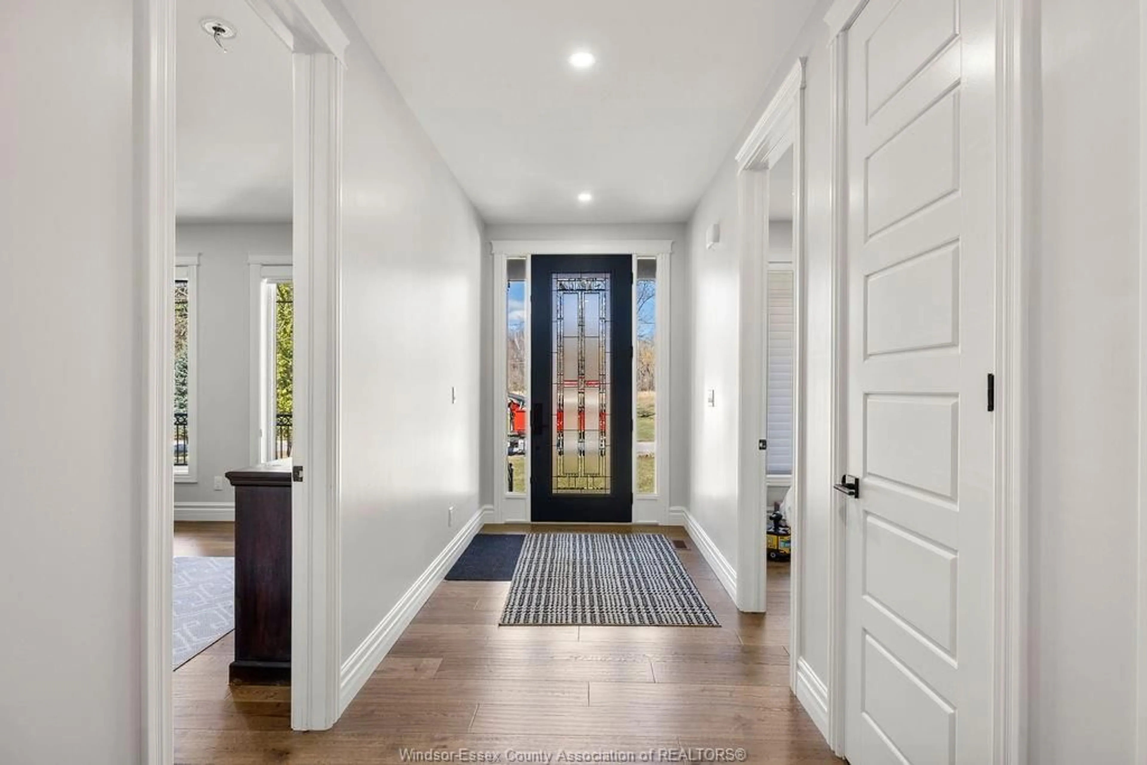 Indoor entryway for 1975 LANSING St, Windsor Ontario N9E 3S4