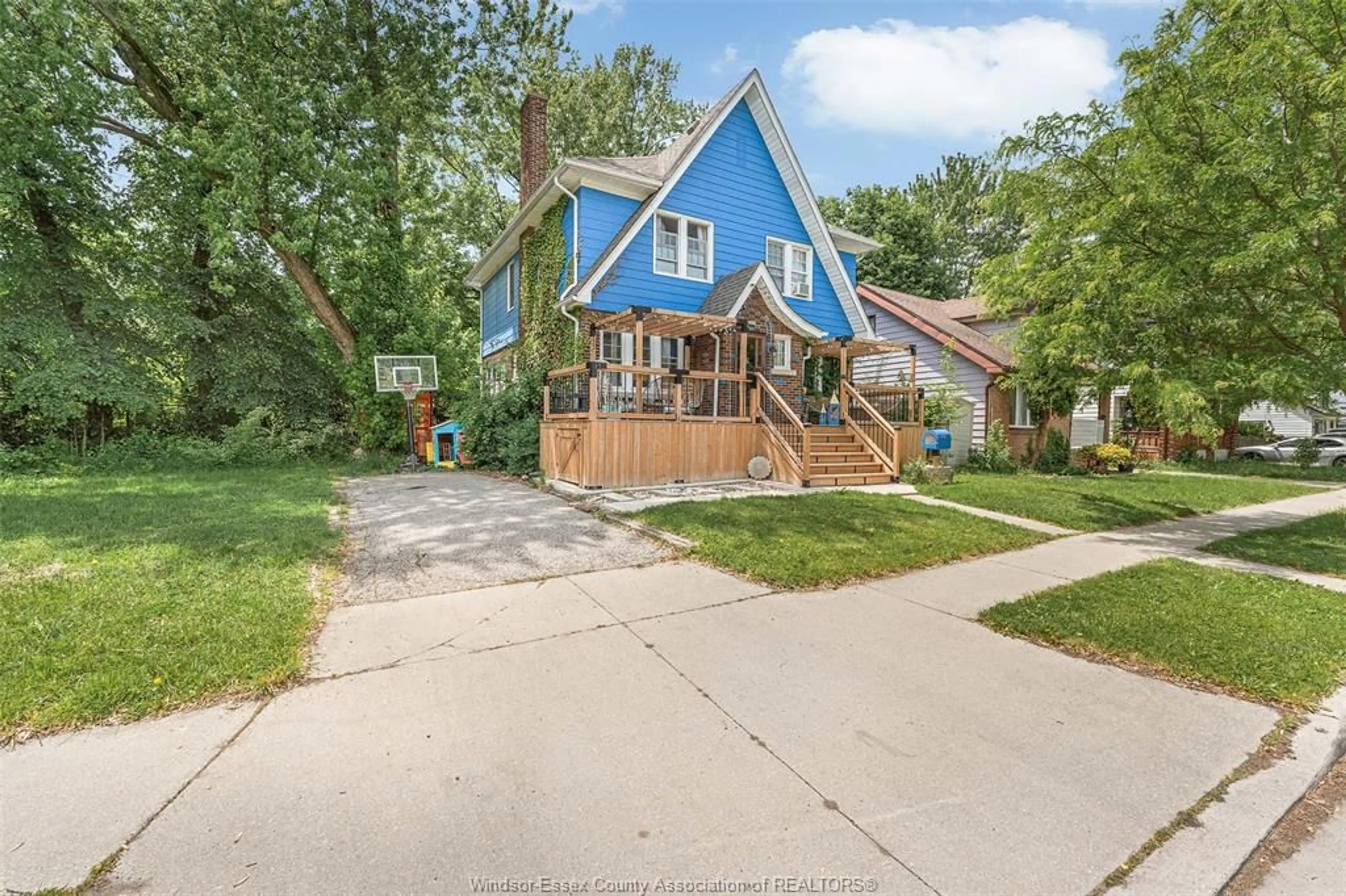A pic from outside/outdoor area/front of a property/back of a property/a pic from drone, street for 2237 CHURCH, Windsor Ontario N8X 1W1