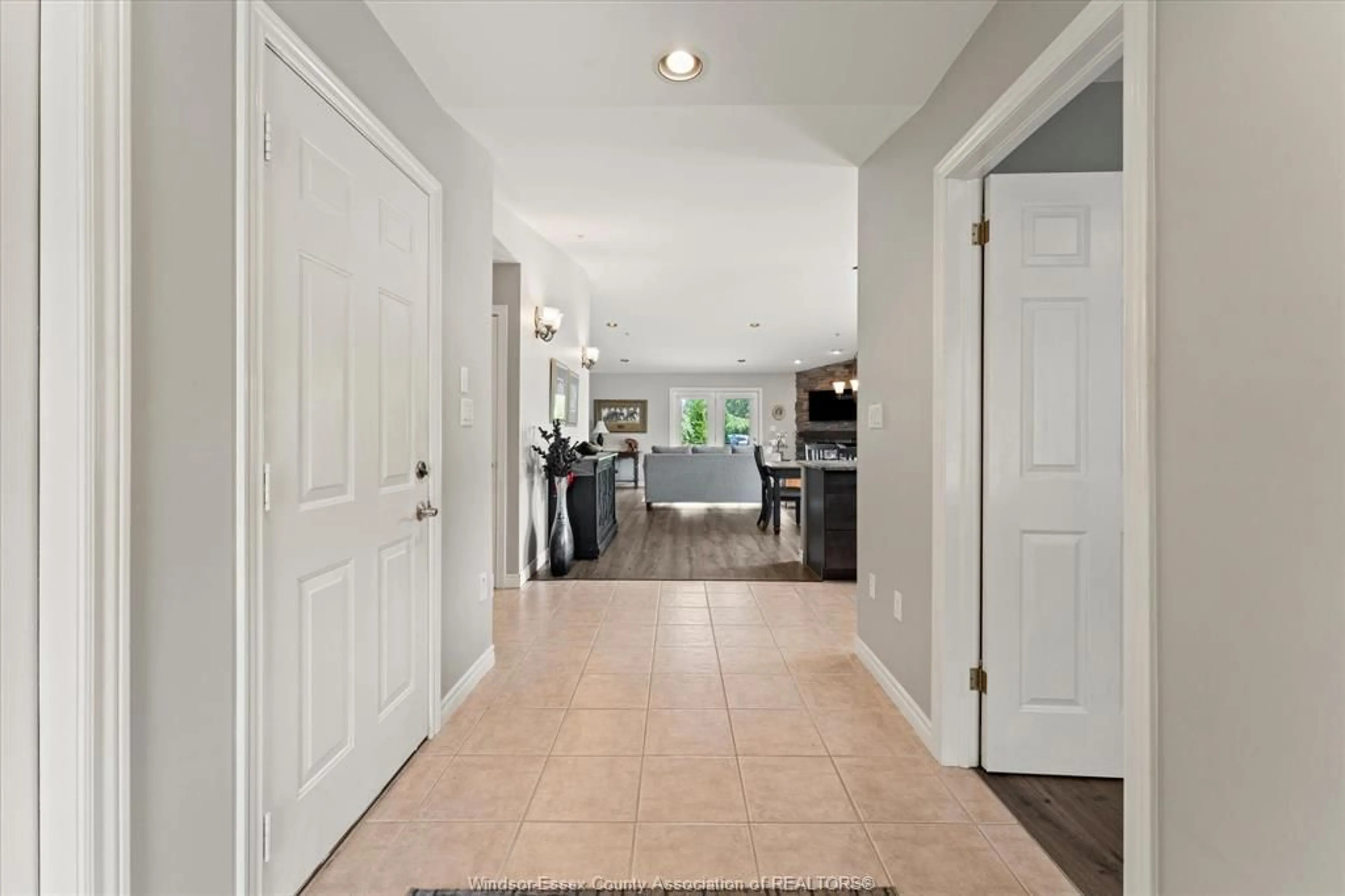 Indoor entryway for 2998 VIRGINIA PARK Ave, Windsor Ontario N9E 4X7