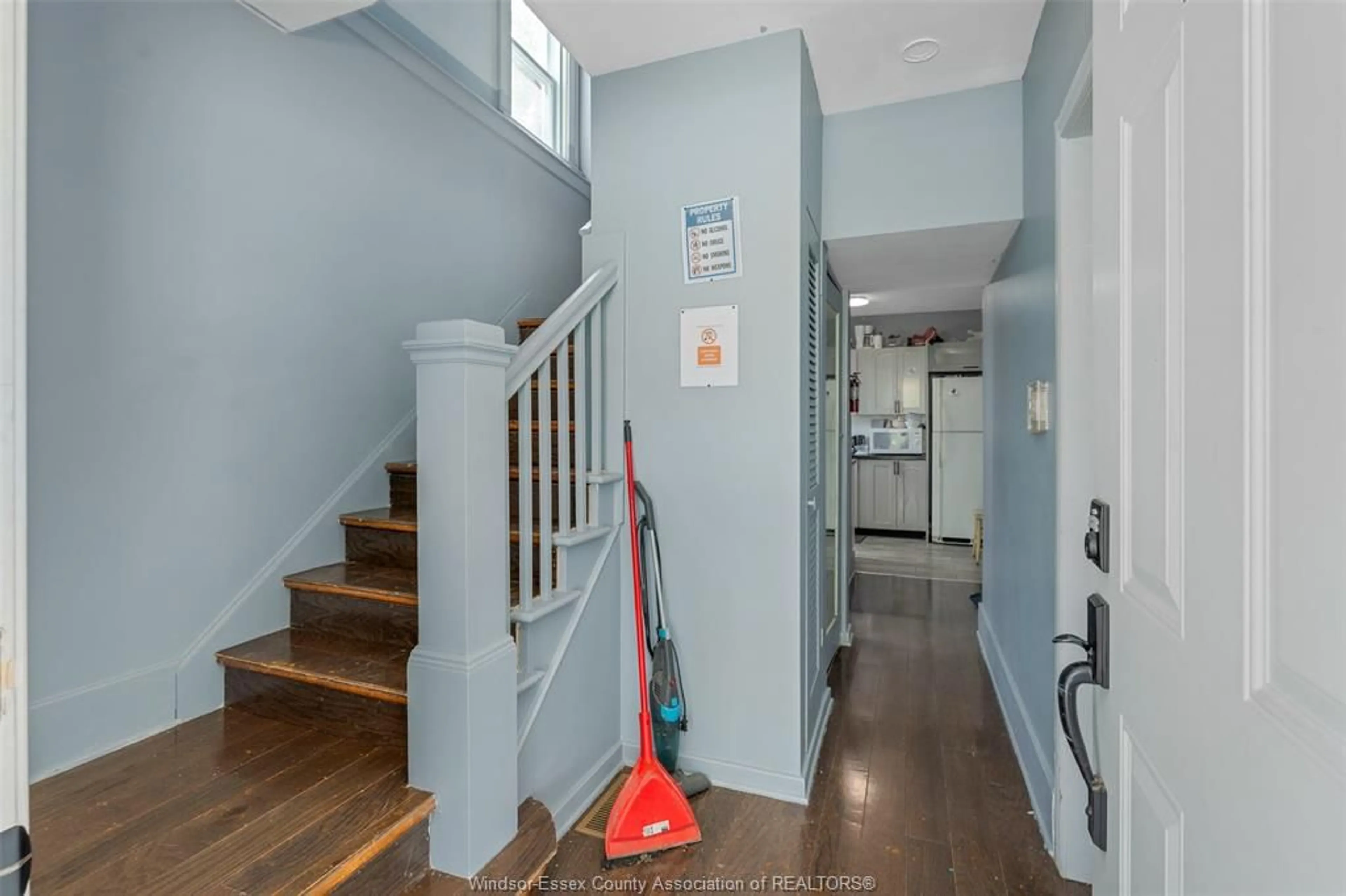 Indoor entryway for 807 CAMPBELL AVE, Windsor Ontario N9B 2H8