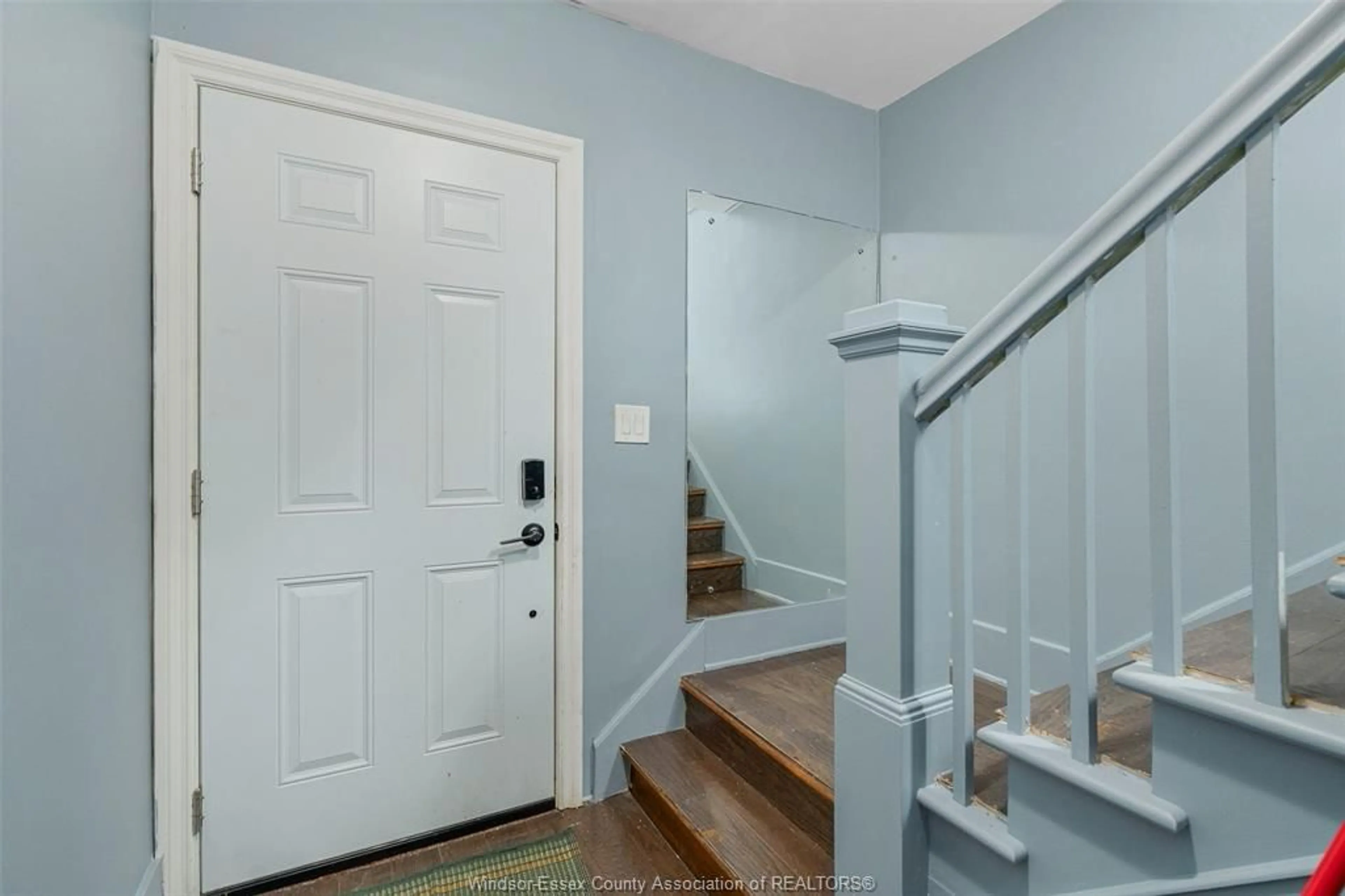 Indoor entryway for 807 CAMPBELL AVE, Windsor Ontario N9B 2H8