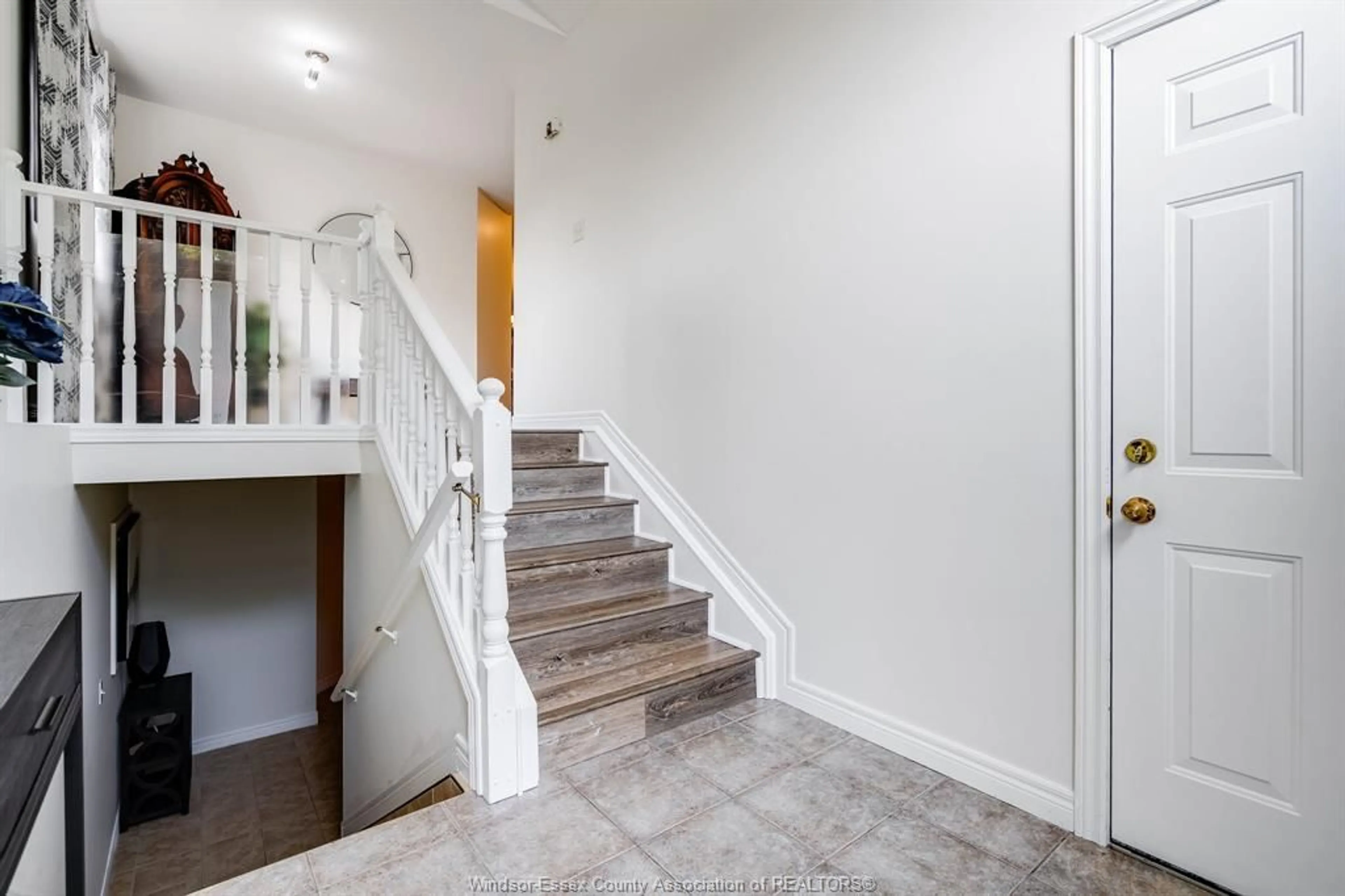 Indoor entryway for 1641 Tumbleweed Crt, Windsor Ontario N9G 3B9