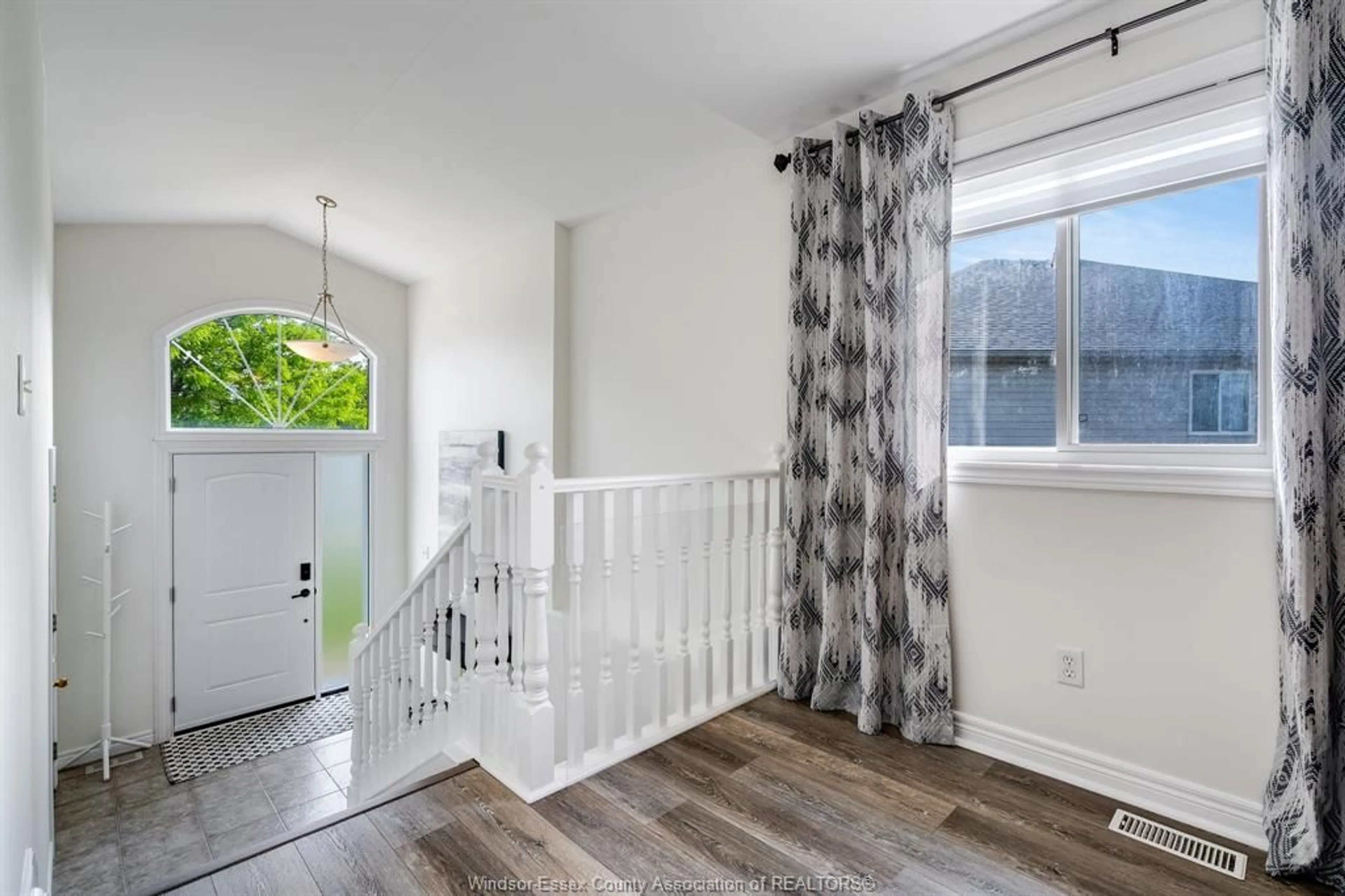 Indoor entryway for 1641 Tumbleweed Crt, Windsor Ontario N9G 3B9