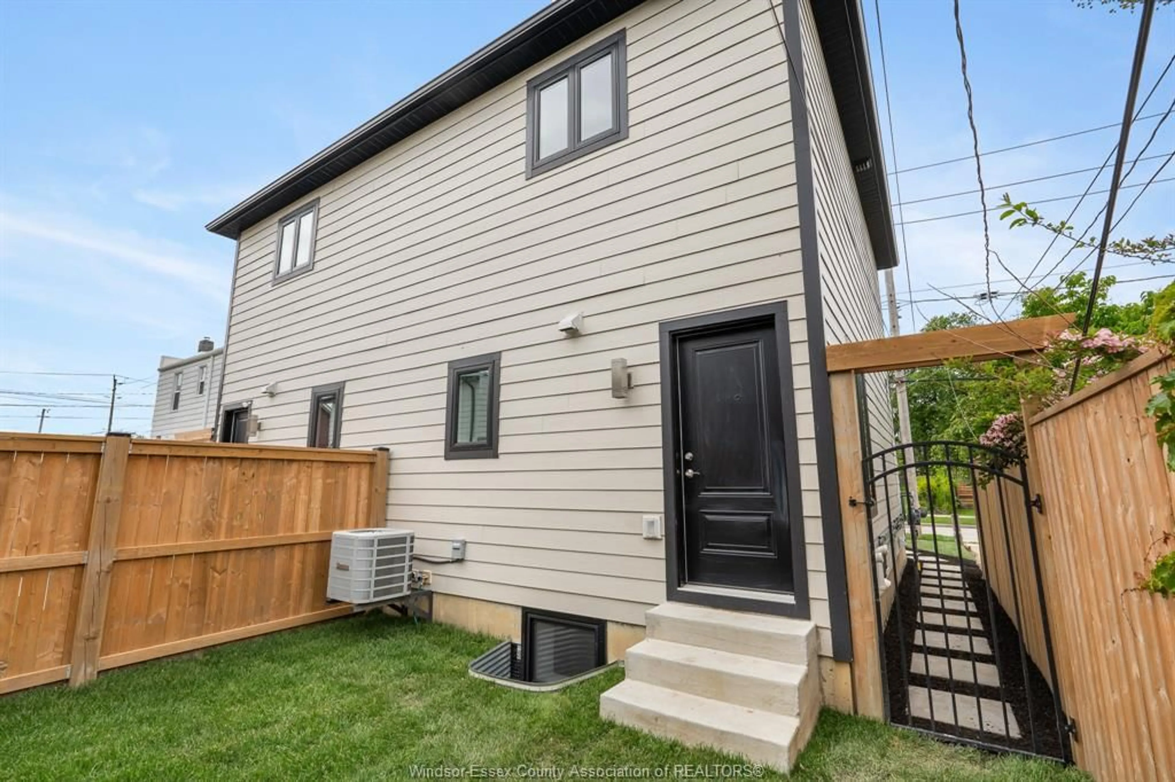 Home with vinyl exterior material, street for 870 Arthur, Windsor Ontario N8Y 3Y2
