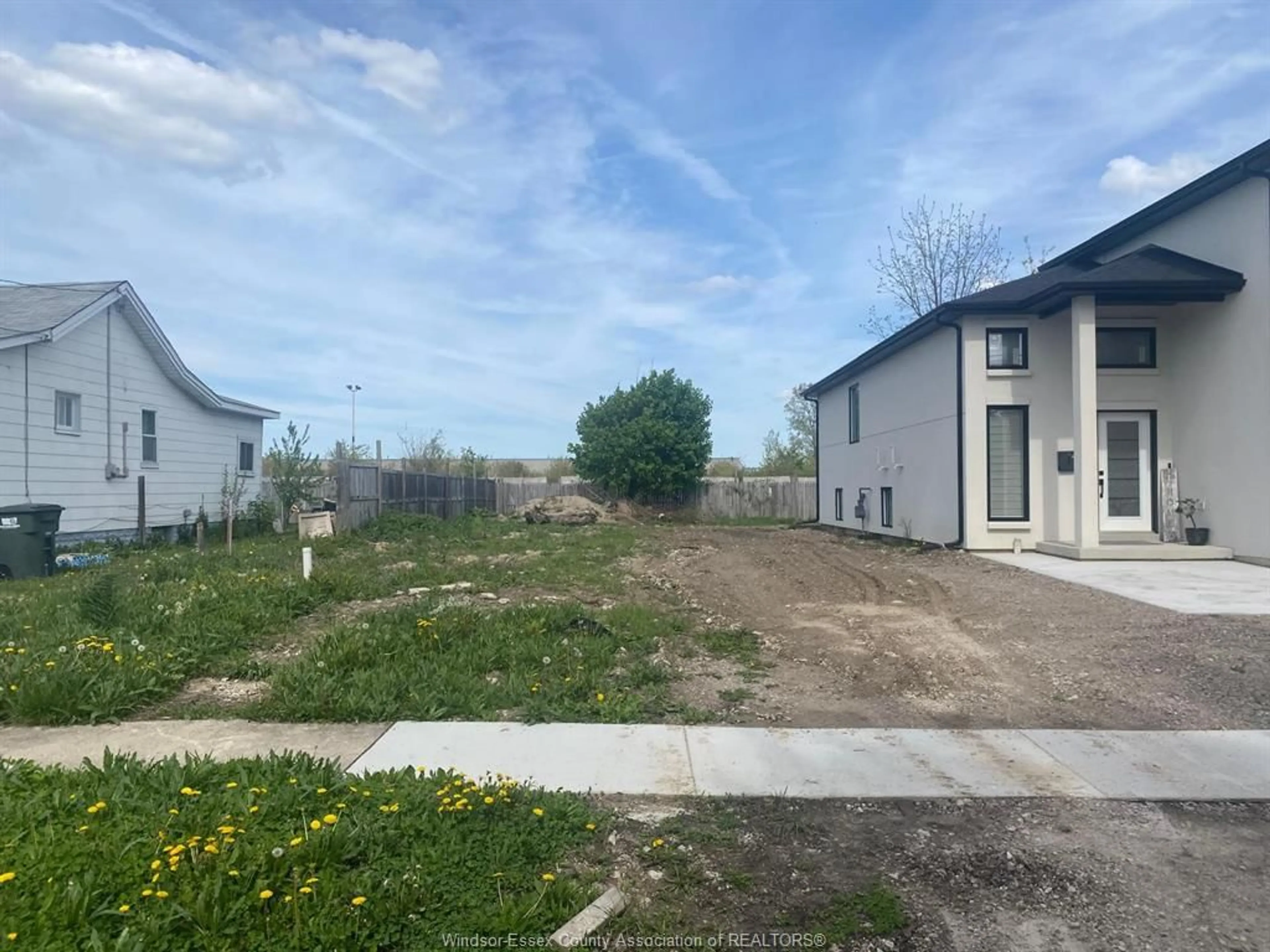 A pic from outside/outdoor area/front of a property/back of a property/a pic from drone, street for 3290 RIBERDY, Windsor Ontario N8W 3T9