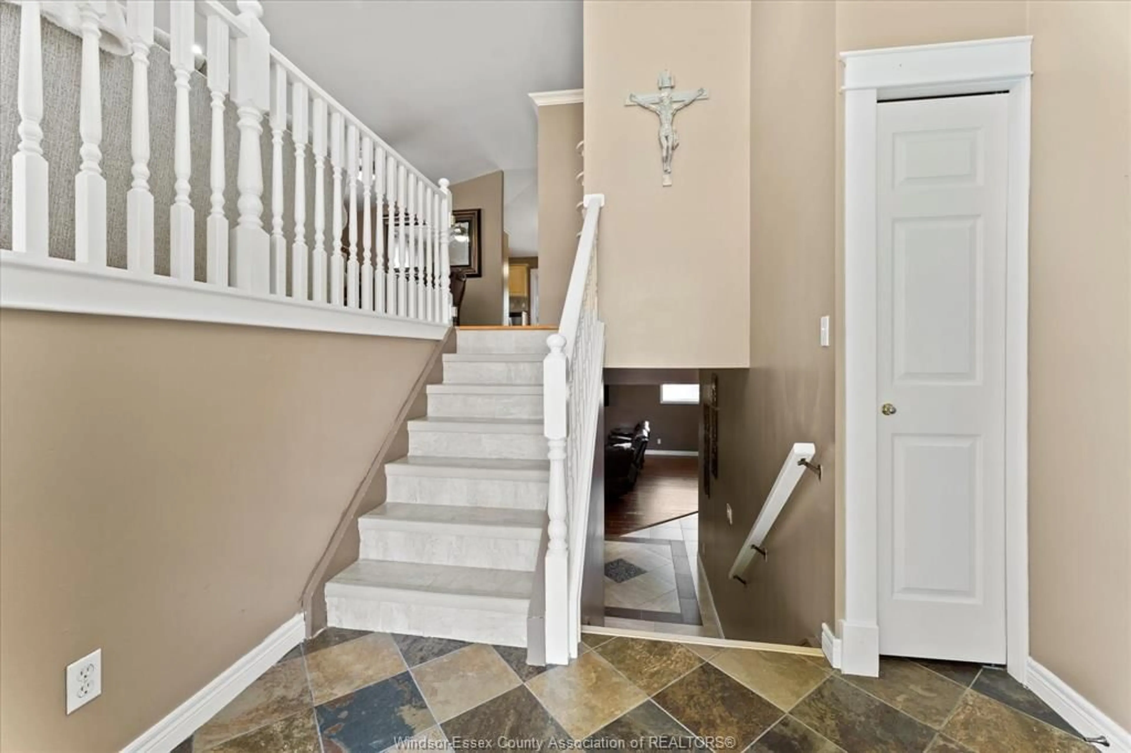 Indoor entryway for 1364 CLOVER Ave, Windsor Ontario N8P 1R2