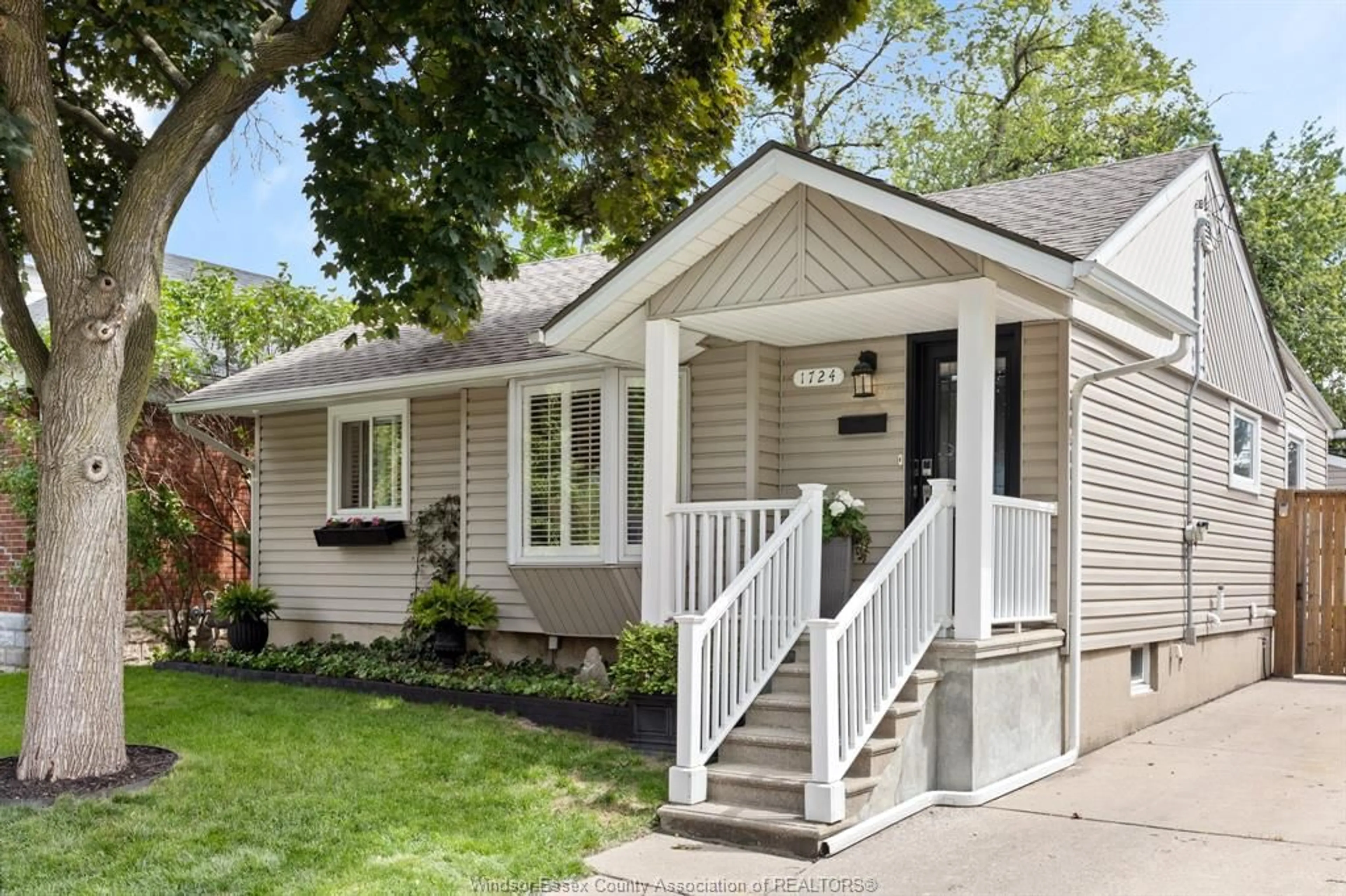 Home with vinyl exterior material, street for 1724 LABADIE, Windsor Ontario N8Y 4H5