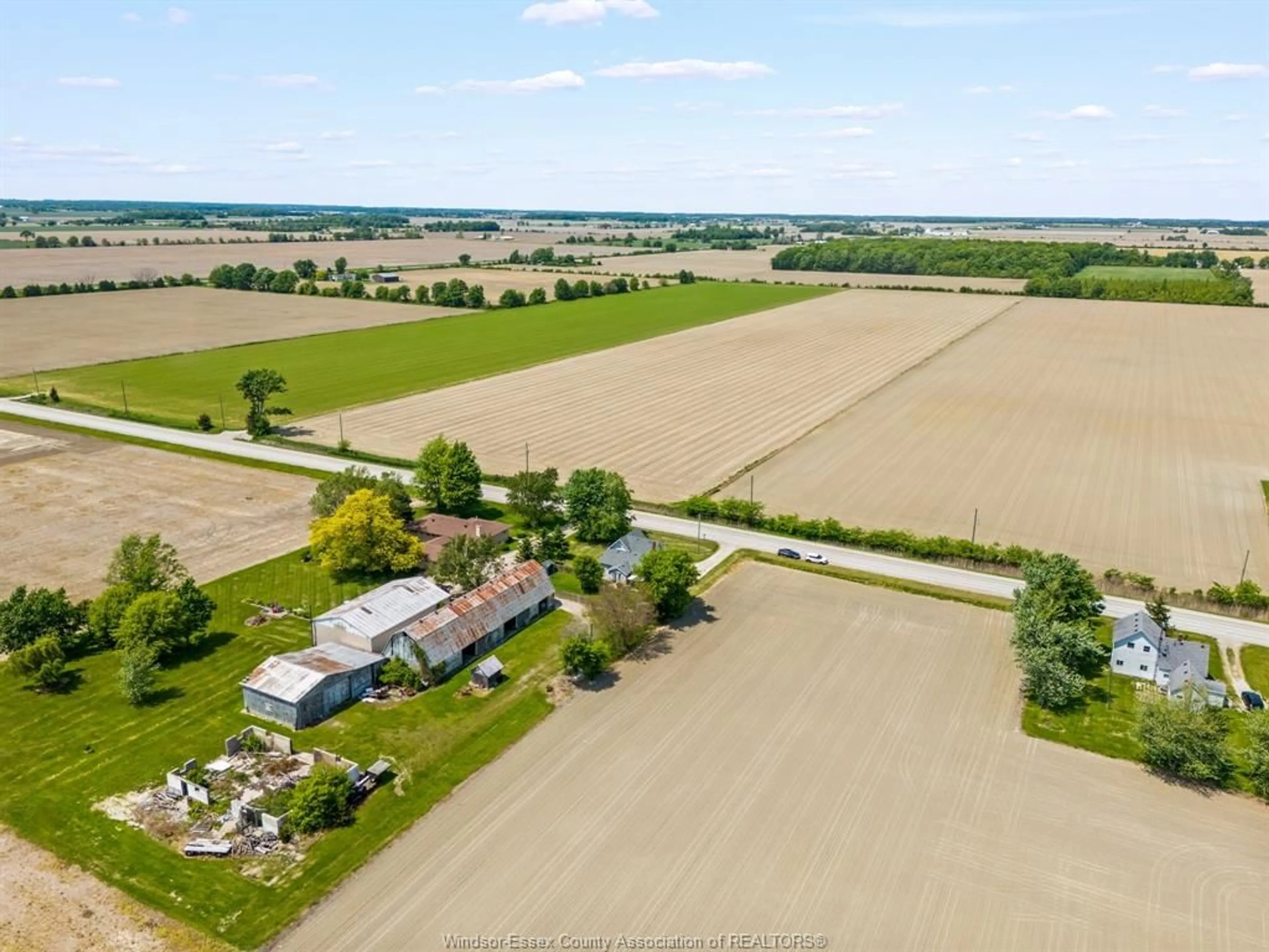 A pic from outside/outdoor area/front of a property/back of a property/a pic from drone, unknown for 691 ROAD 4, Kingsville Ontario N9Y 2E5