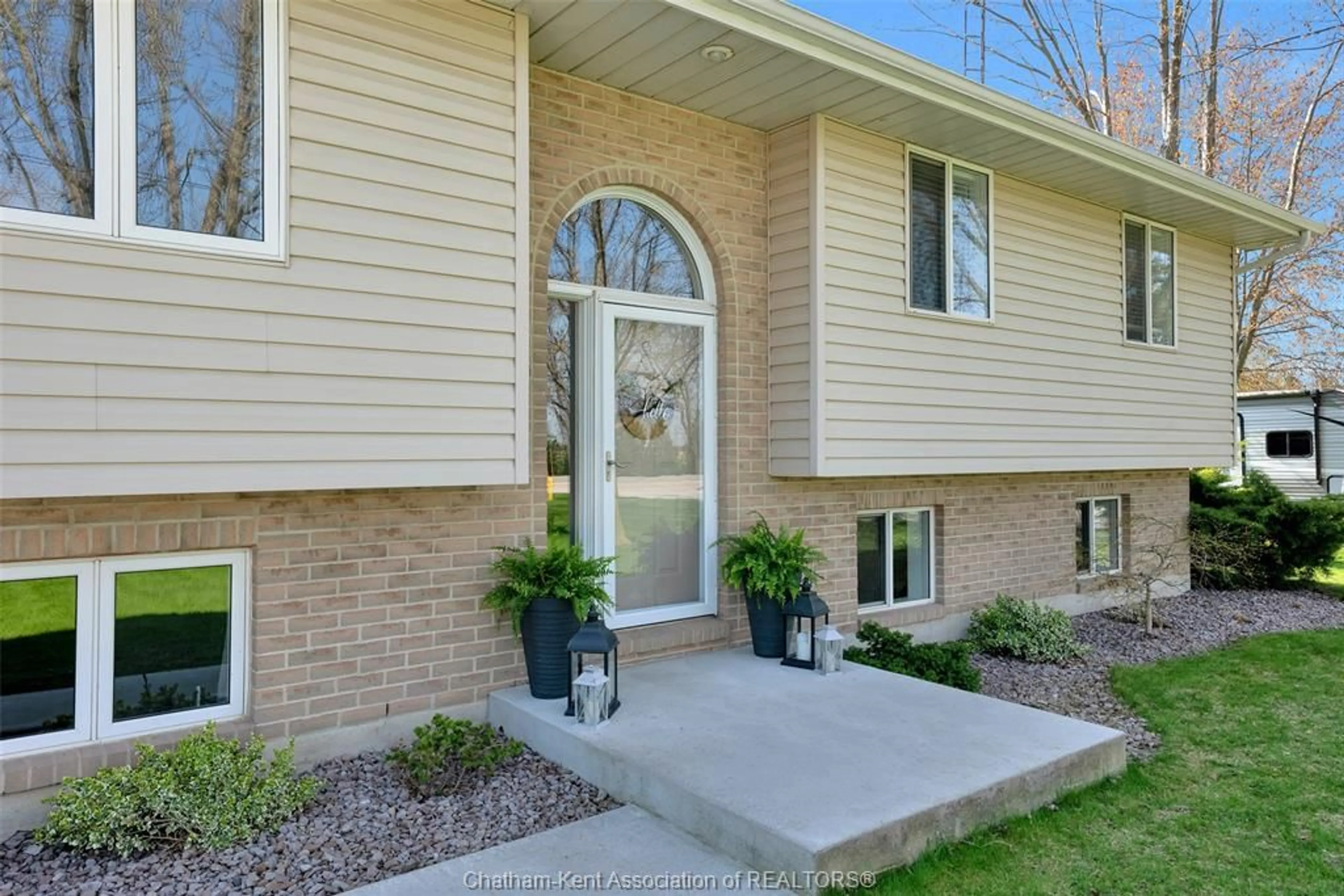 Home with vinyl exterior material, unknown for 7110 Pain Court Line, Chatham-Kent Ontario N0P 1Z0