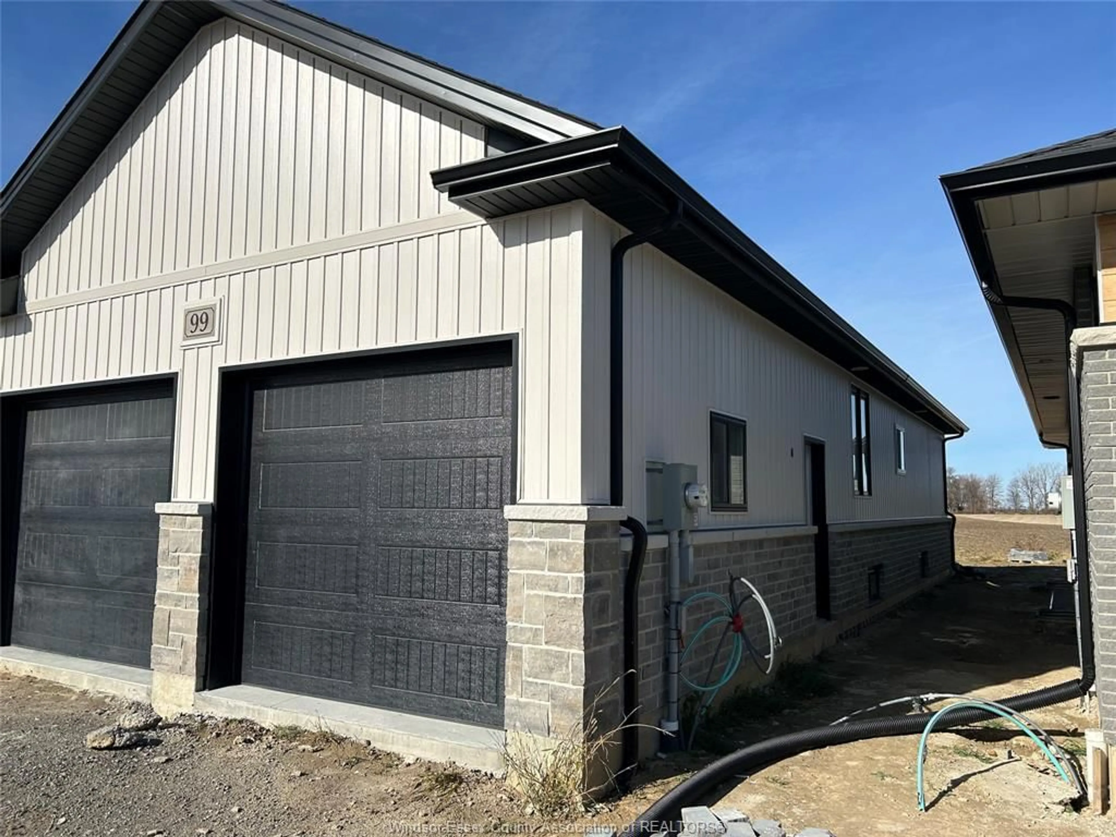 Indoor garage for 99 VALENCIA Dr, Chatham Ontario N7L 0G3
